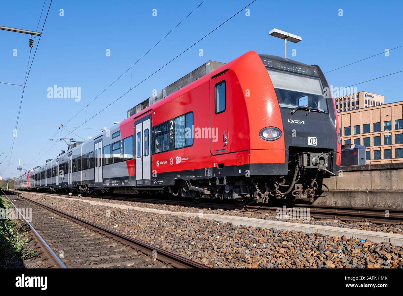 S-Bahn Köln am Bahnhof Köln Messe/Deutz Stockfoto