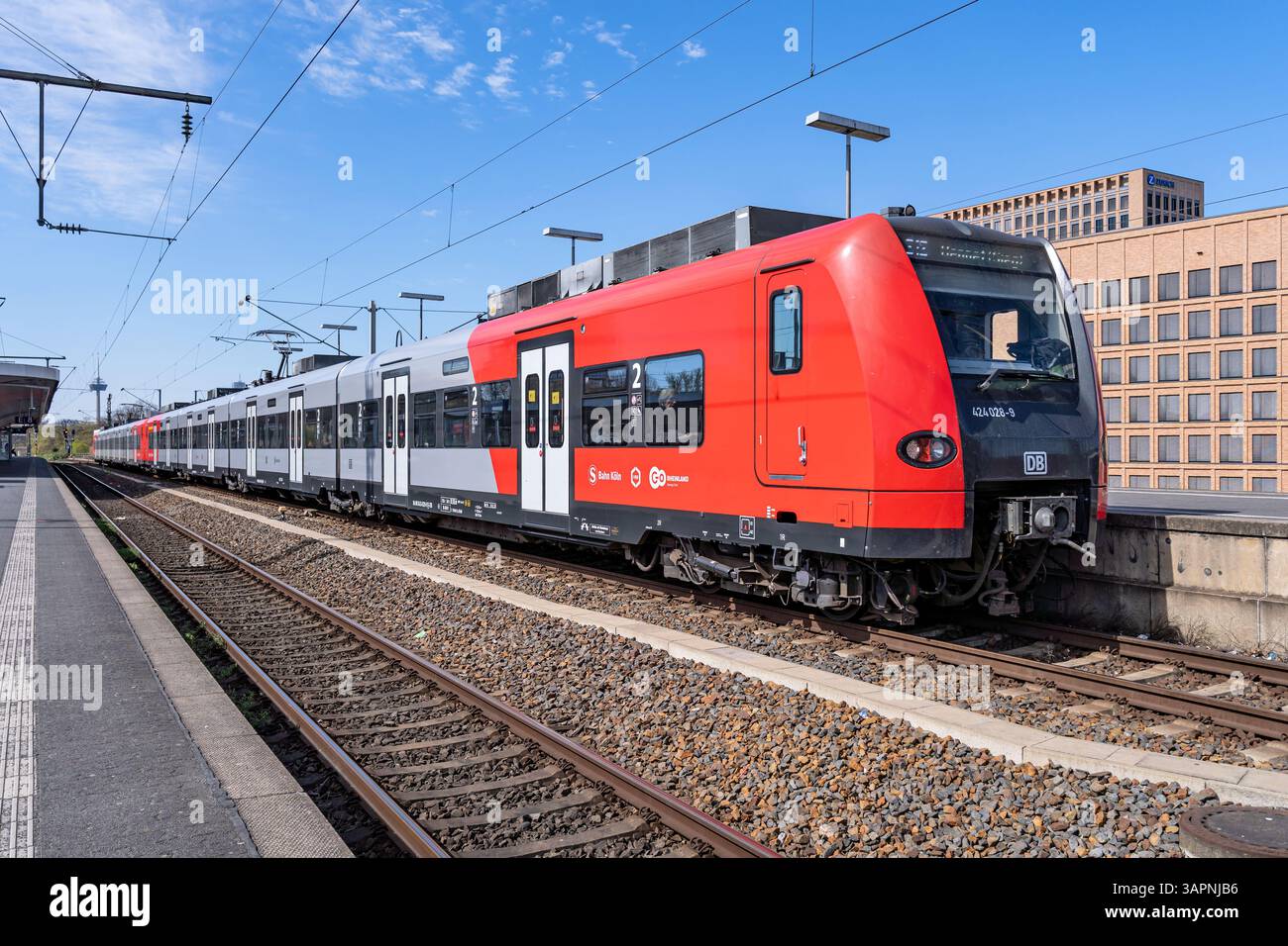 S-Bahn Köln am Bahnhof Köln Messe/Deutz Stockfoto