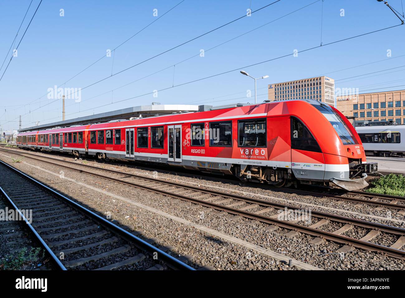 vareo Alstom Coradia LINT 81 am Bahnhof Köln Messe/Deutz Stockfoto