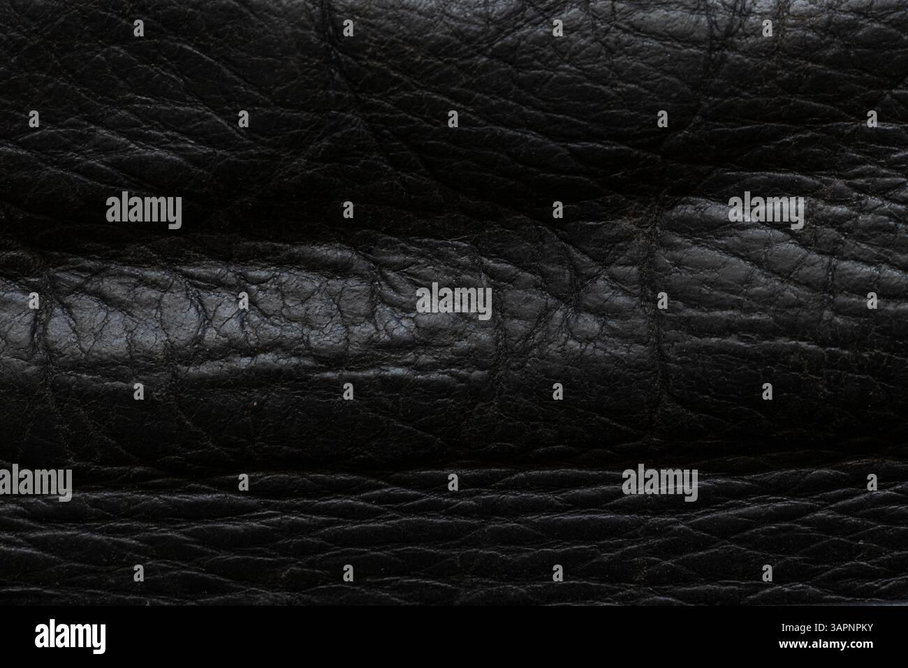 Schwarz genarbtes Echtleder als Hintergrund, Ledertasche für Herren Stockfoto