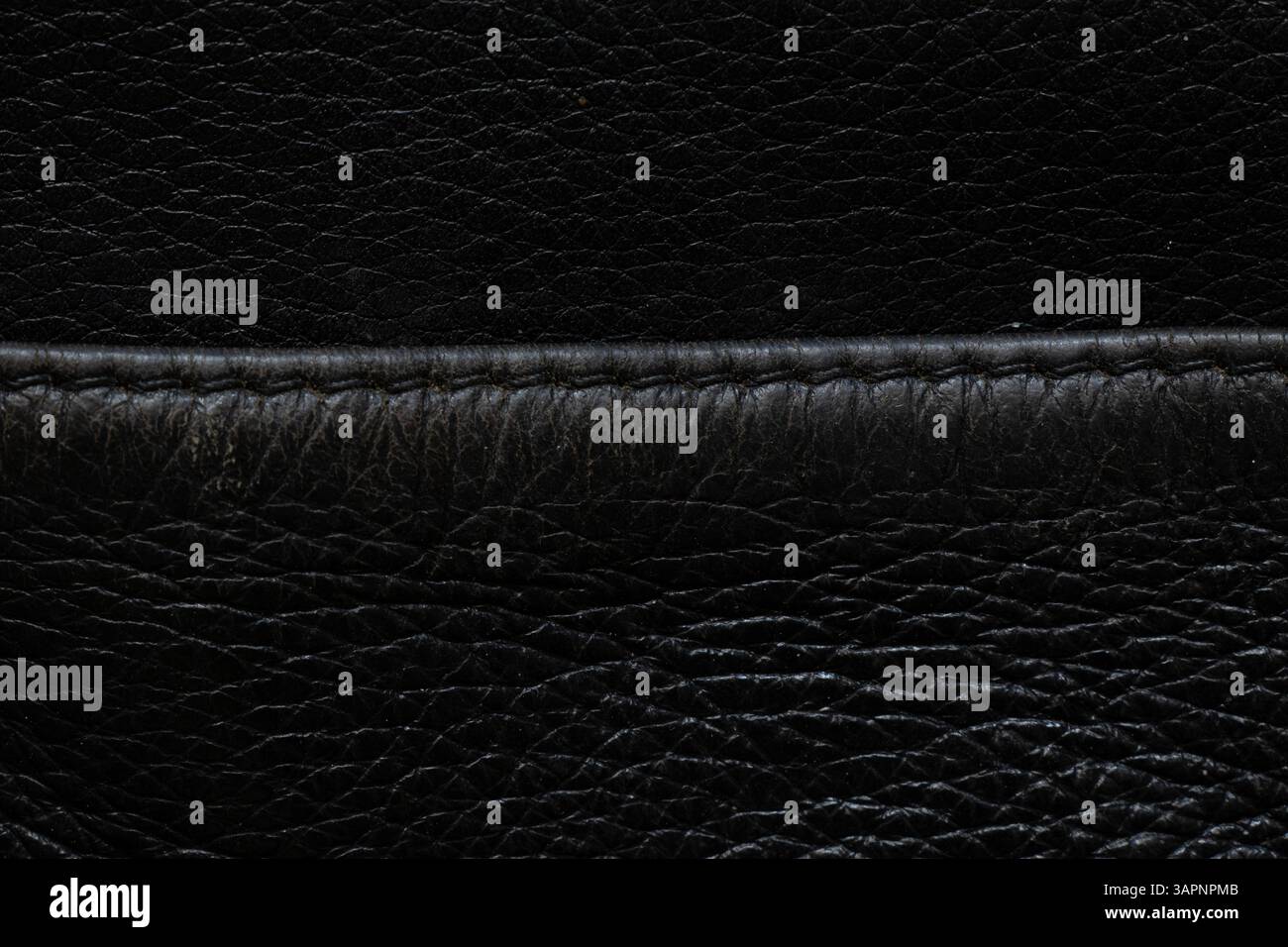 Schwarz genarbtes Echtleder und Tasche als Hintergrund, Ledertasche für Herren Stockfoto