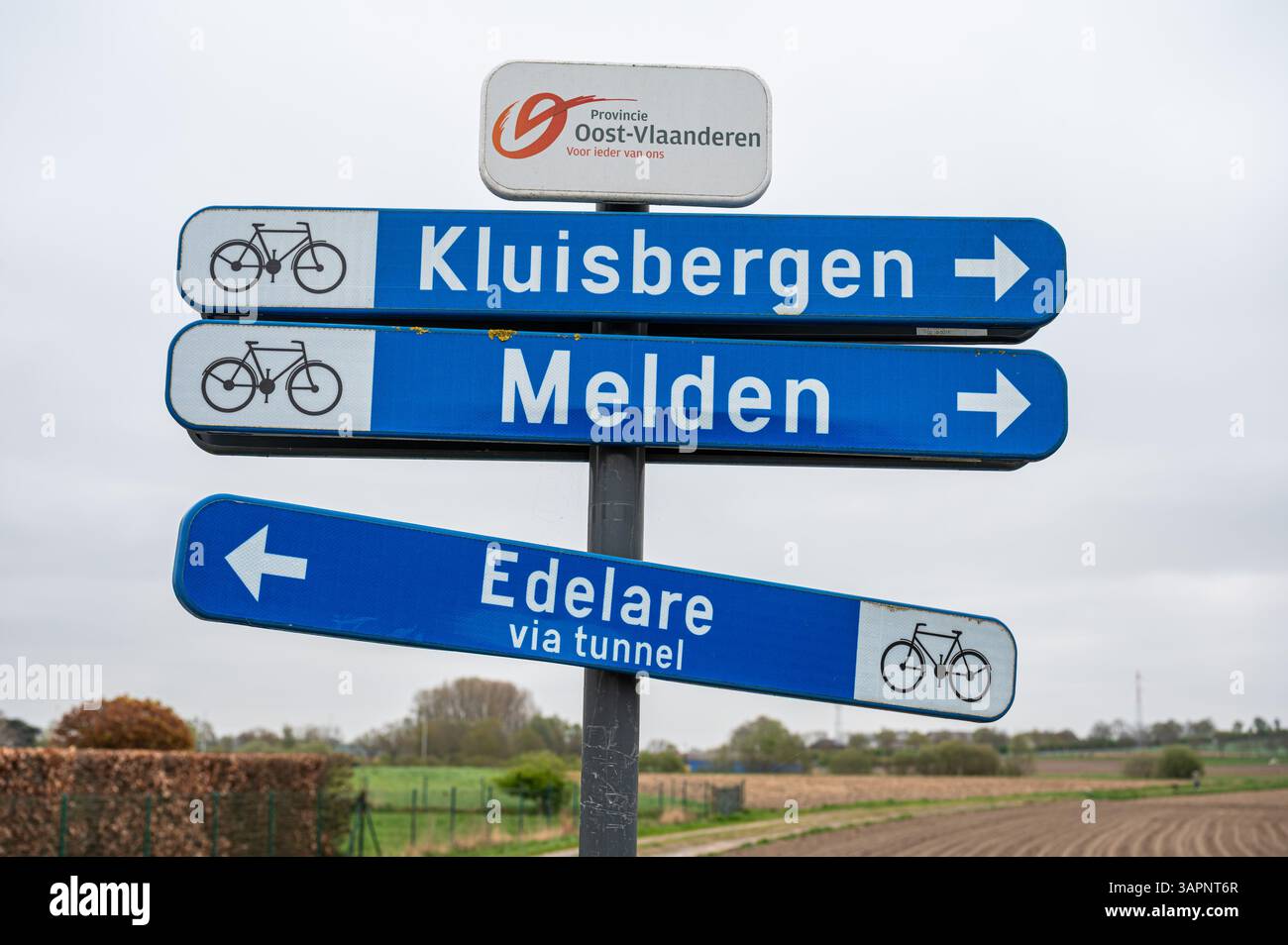 Schilder zu den Dörfern Kluisbergen, Melden und Edelare mit ausgeschilderten Radwegen in Oudenaarde, Ostflandern, Belgien, 9. April 2025 Stockfoto