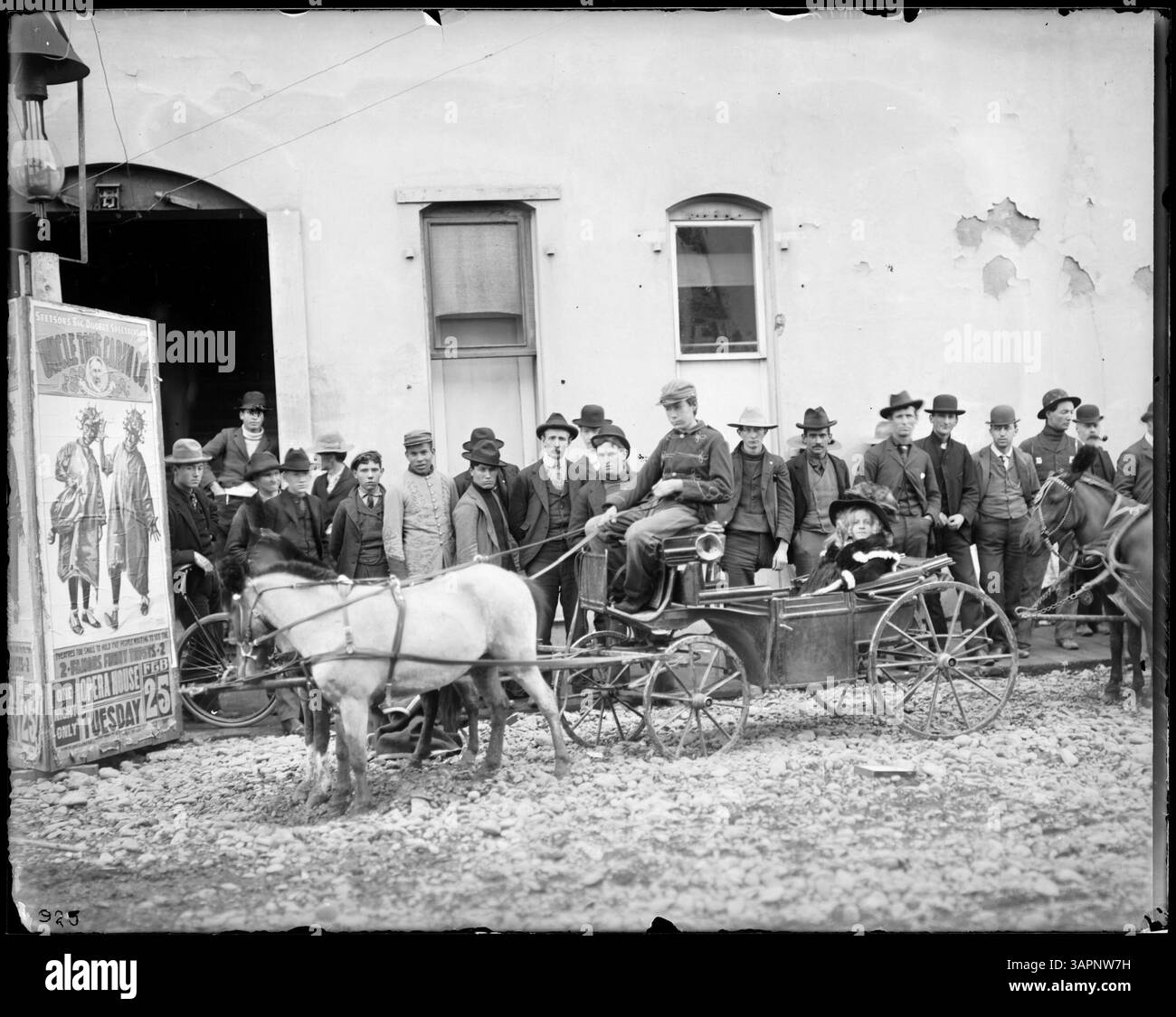 Ein Foto von Little Eva, die in einer Kutsche fährt und Stetson's Big Double Spectacular Uncle Tom's Cabin Company im Opernhaus in Pendleton, Oregon, wirbt. Stockfoto