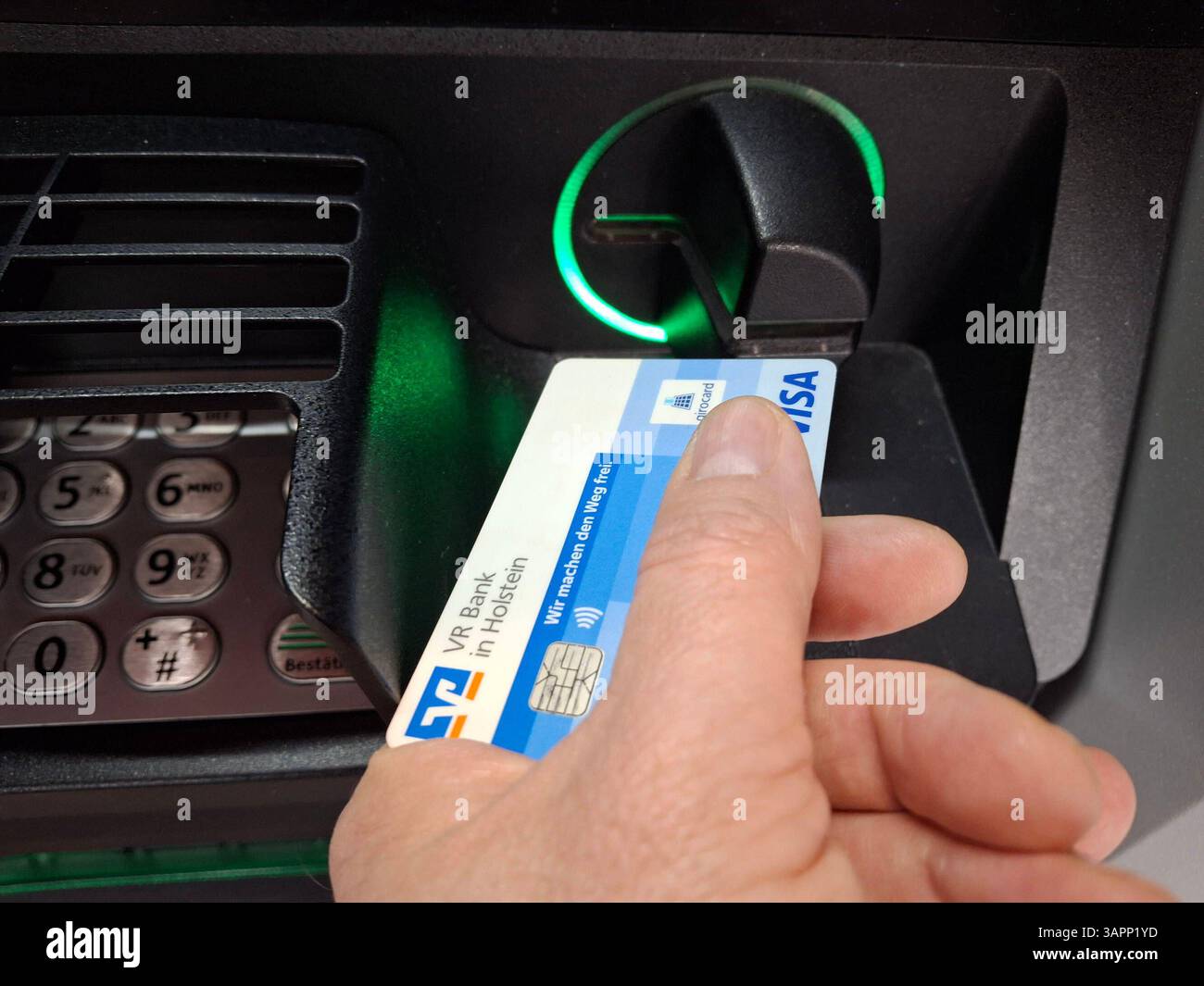 Stockbilder 04/2025 EC Karte am Geldautomat Hamburg Hamburg Deutschland *** Stockfotos 04 2025 EC Karte am Geldautomat Hamburg Hamburg Deutschland Copyright: XLobeca/RalfxHomburgx Stockfoto