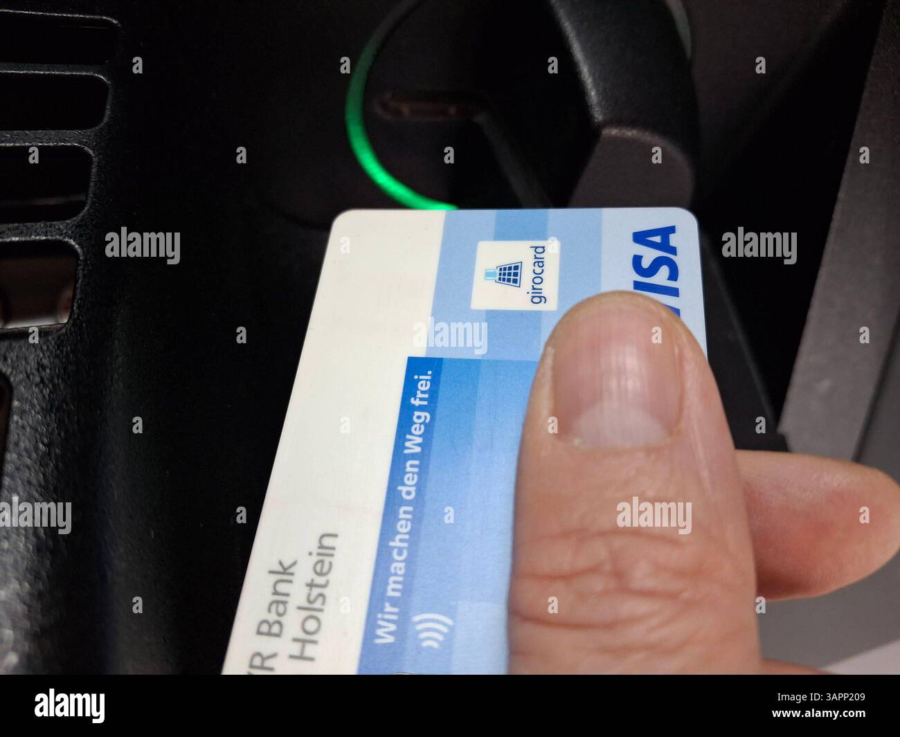 Stockbilder 04/2025 EC Karte am Geldautomat Hamburg Hamburg Deutschland *** Stockfotos 04 2025 EC Karte am Geldautomat Hamburg Hamburg Deutschland Copyright: XLobeca/RalfxHomburgx Stockfoto