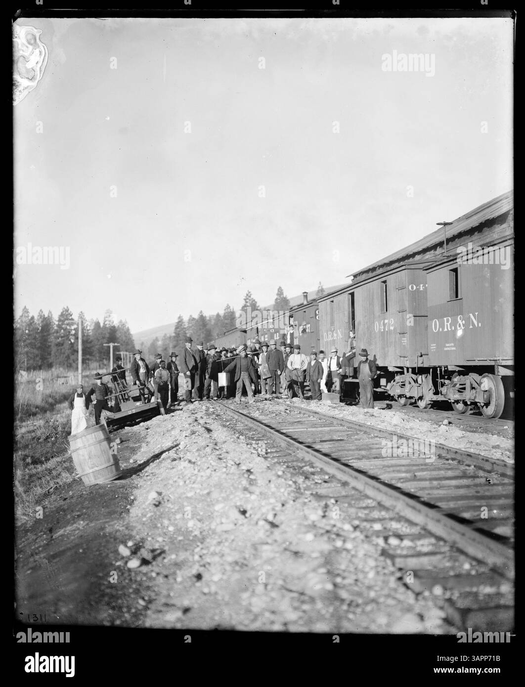 O.R.N. arbeitet in der Nähe von Hood River, mit Einstiegswagen 0472, 0537, Handwagen 27 und Besatzungsmitgliedern, einschließlich eines Wasserjungen. Stockfoto