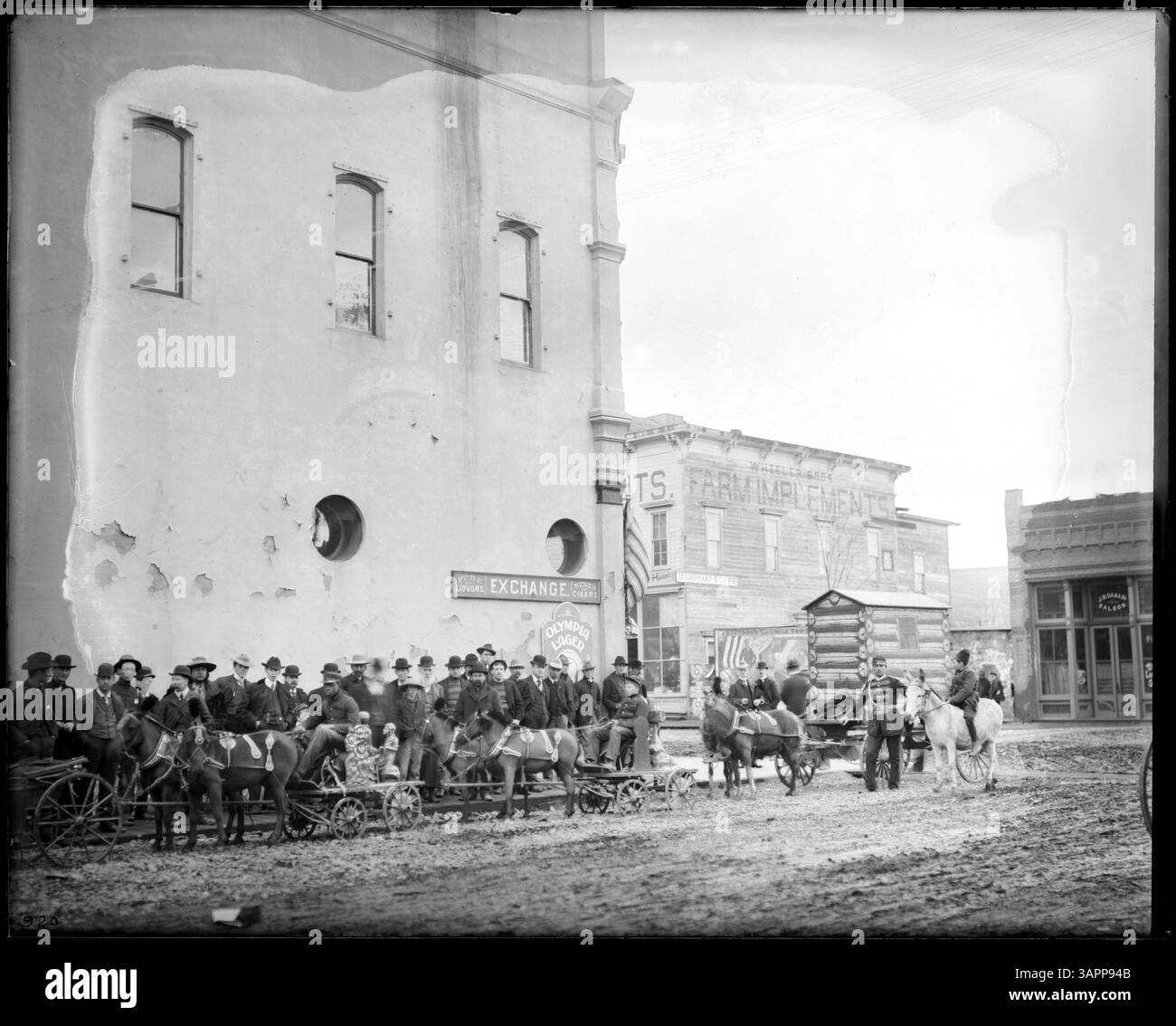 Dieses Foto von Lee Moorhouse zeigt eine Parade, bei der Stetson's Onkel Tom's Cabin Company im Pendleton Opera House präsentiert wird, die die Kulturgeschichte Oregons widerspiegelt. Stockfoto