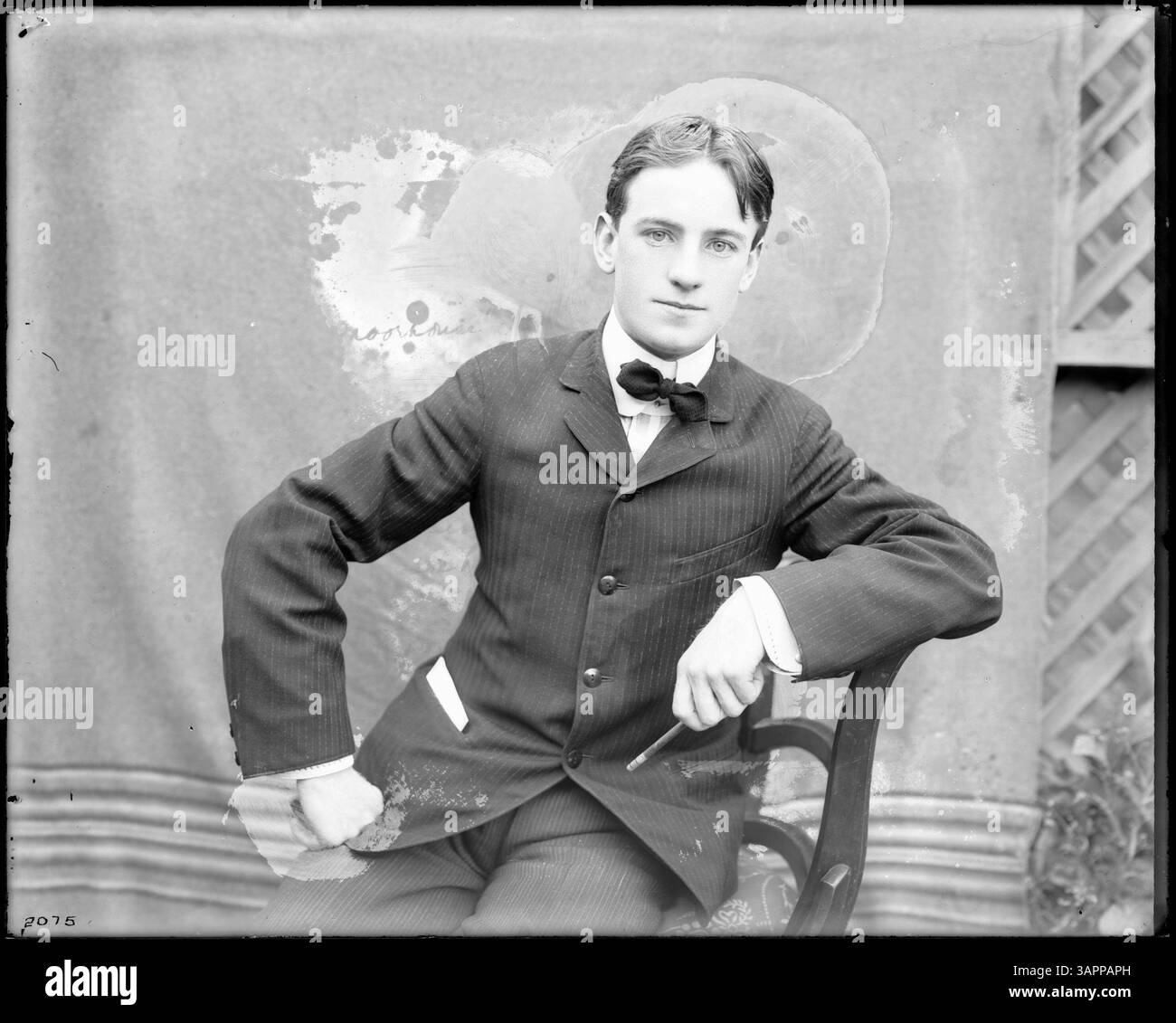 Dieses Foto von Lee Moorhouse zeigt Ed Payne, einen Künstler aus Pendleton, Oregon. Das Bild gibt einen Einblick in das Leben und die Karriere dieses Individuums im Oregon des frühen 20. Jahrhunderts. Stockfoto