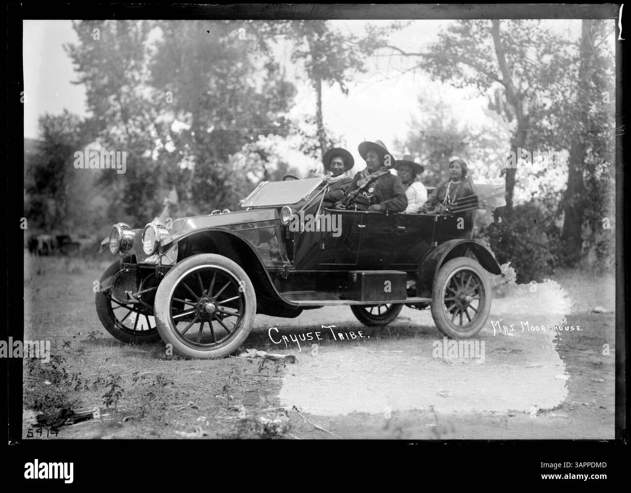 Foto von Lee Moorhouse von einer Stammesfamilie der Cayuse in einer Franklin-Limousine, die die Verschmelzung von indianischer Kultur und amerikanischem Automobilleben des frühen 20. Jahrhunderts veranschaulicht. Stockfoto