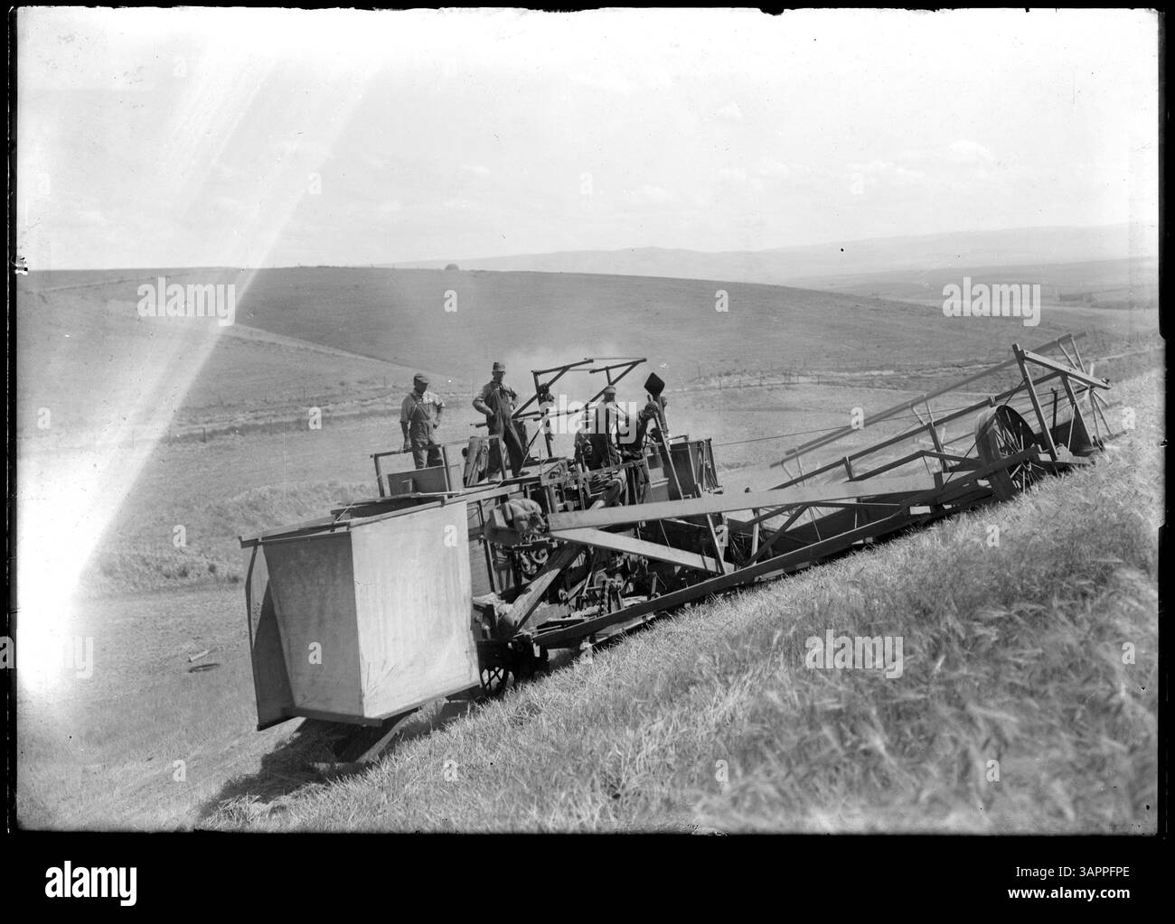 Das Bild zeigt Dave Nelsons selbstfahrenden Holt-Erntemaschine mit einer Crew von vier Männern und Fohlen. Das Foto zeigt die frühe maschinelle Landwirtschaft in Oregon. Stockfoto