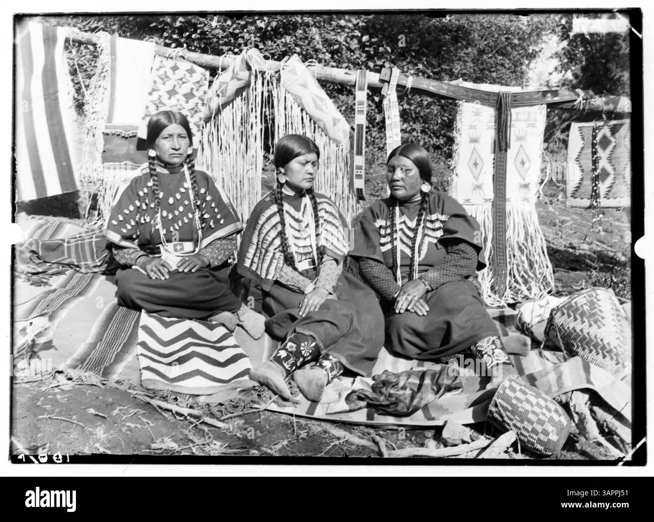 Dieses Foto von Lee Moorhouse zeigt Mrs. Small Hawk, eine Cayuse-Stammesfrau, gekleidet in traditionellen Insignien, die die einzigartige kulturelle Identität des Cayuse-Stammes zeigt. Stockfoto