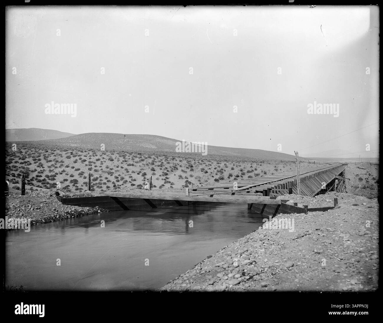 Dieses Foto zeigt einen Spülkanal über einer Waschanlage in der Nähe von Kennewick, Washington. Das Bild zeigt die technische Leistung der Bewässerungsinfrastruktur, die für die landwirtschaftliche Entwicklung der Region von entscheidender Bedeutung ist. Stockfoto