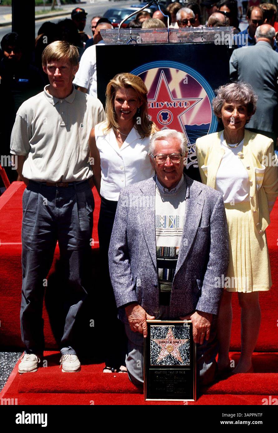 1. DEZEMBER 1996 - K5515TR: CHARLES SCHULZ BEKOMMT EINEN STERN IN HOLLYWOOD. CHARLES SCHULZ, CRAIG, JILL UND JEANIE. TOM RODRIGUEZ/ 1996(Bild: © Globe Photos/ZUMAPRESS.com) Stockfoto