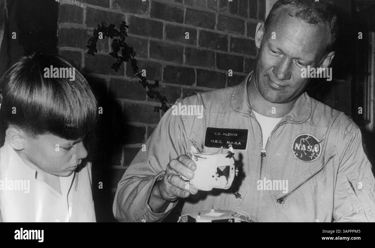 22. DEZEMBER 2004: BUZZ ALDRIN UND SOHN EDWIN ALDRIN. MOON1204(Bild: © Globe Photos/ZUMAPRESS.com) Stockfoto