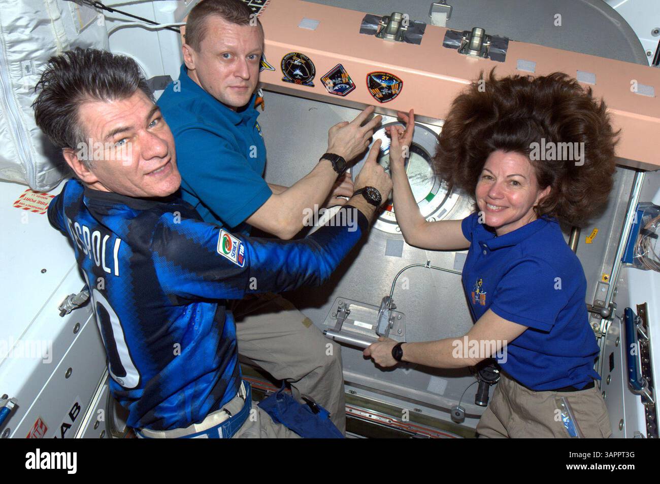 21. Mai 2011 - ISS, Lower Earth Orbit, setzt das Patch auf Station. Expedition 27 ist beendet. Nur noch wenige Tage vor ihrem Abflug von der Internationalen Raumstation (ISS) hinterlassen drei Besatzungsmitglieder der Expedition 27 ihre Abzeichen unter der wachsenden Sammlung von Aufklebern auf der ISS. Von links sind Astronaut PAOLO NESPOLI, Flugingenieur, der russische Kosmonaut DMITRY KONDRATYEV, Kommandant, und CATHERINE COLEMAN, Flugingenieurin. (Kreditbild: © ESA/NASA/ZUMAPRESS.com) Stockfoto
