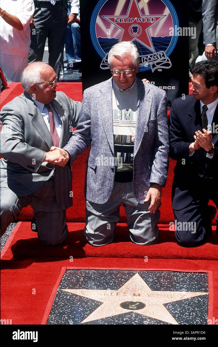 1. DEZEMBER 1996 - K5515TR: CHARLES SCHULZ BEKOMMT EINEN STERN IN HOLLYWOOD. CHARLES SCHULZ, JOHNNY GRANT UND LERON GUBLER. TOM RODRIGUEZ/ 1996(Bild: © Globe Photos/ZUMAPRESS.com) Stockfoto