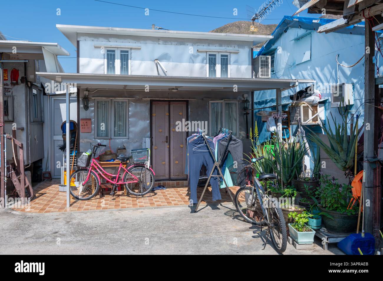 Hongkong. China- 02.27.2025. Ein Wohnhaus in Tai O, Lantau Island. Eine Holzkonstruktion mit Metallblechen für Außenwände. Stockfoto