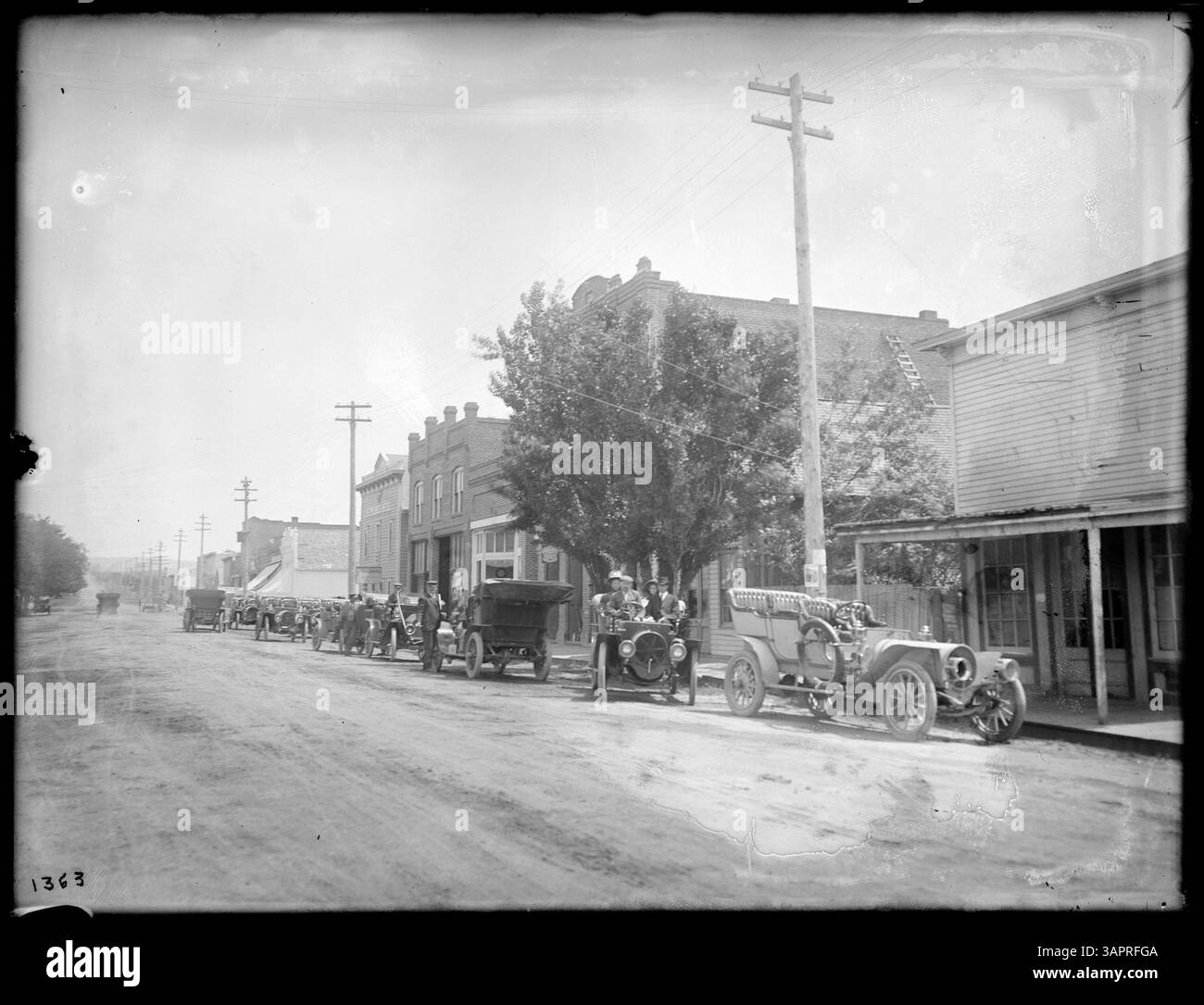 Dieses Foto von Lee Moorhouse zeigt Automobile, die sich in Athena, Oregon, zu einer Prozession zu Ehren von Bischof Charles J. O'Reilly versammelt haben. Stockfoto