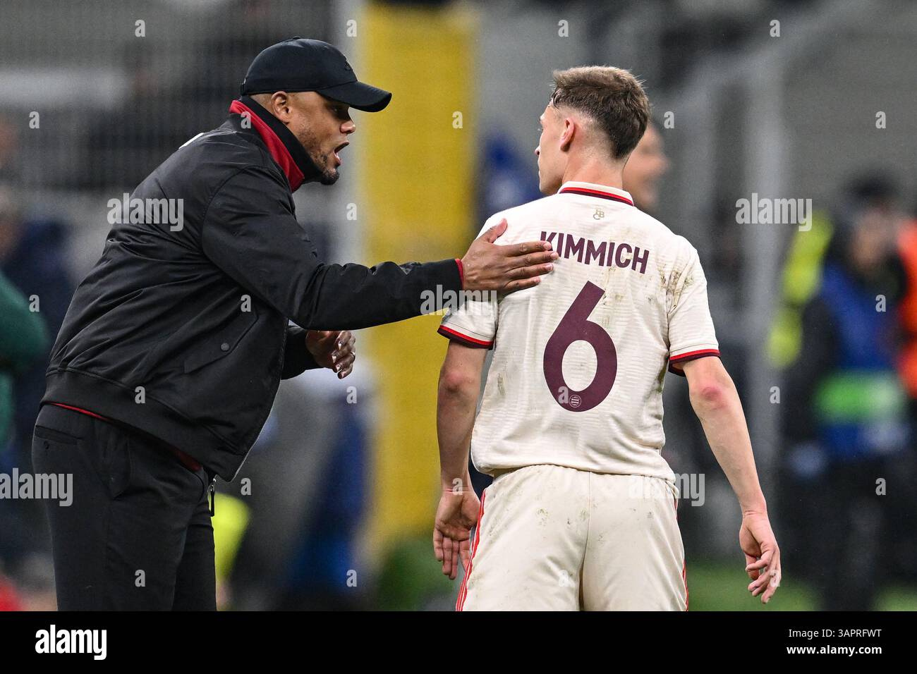 Mailand, Italien. April 2025. Fußball: Champions League, Inter Mailand - Bayern München, K.-o.-Runde, Viertelfinale, zweites Leg im Stadio Giuseppe Meazza, Münchner Trainer Vincent Kompany gibt Joshua Kimmich Anweisungen. Quelle: Sven Hoppe/dpa/Alamy Live News Stockfoto
