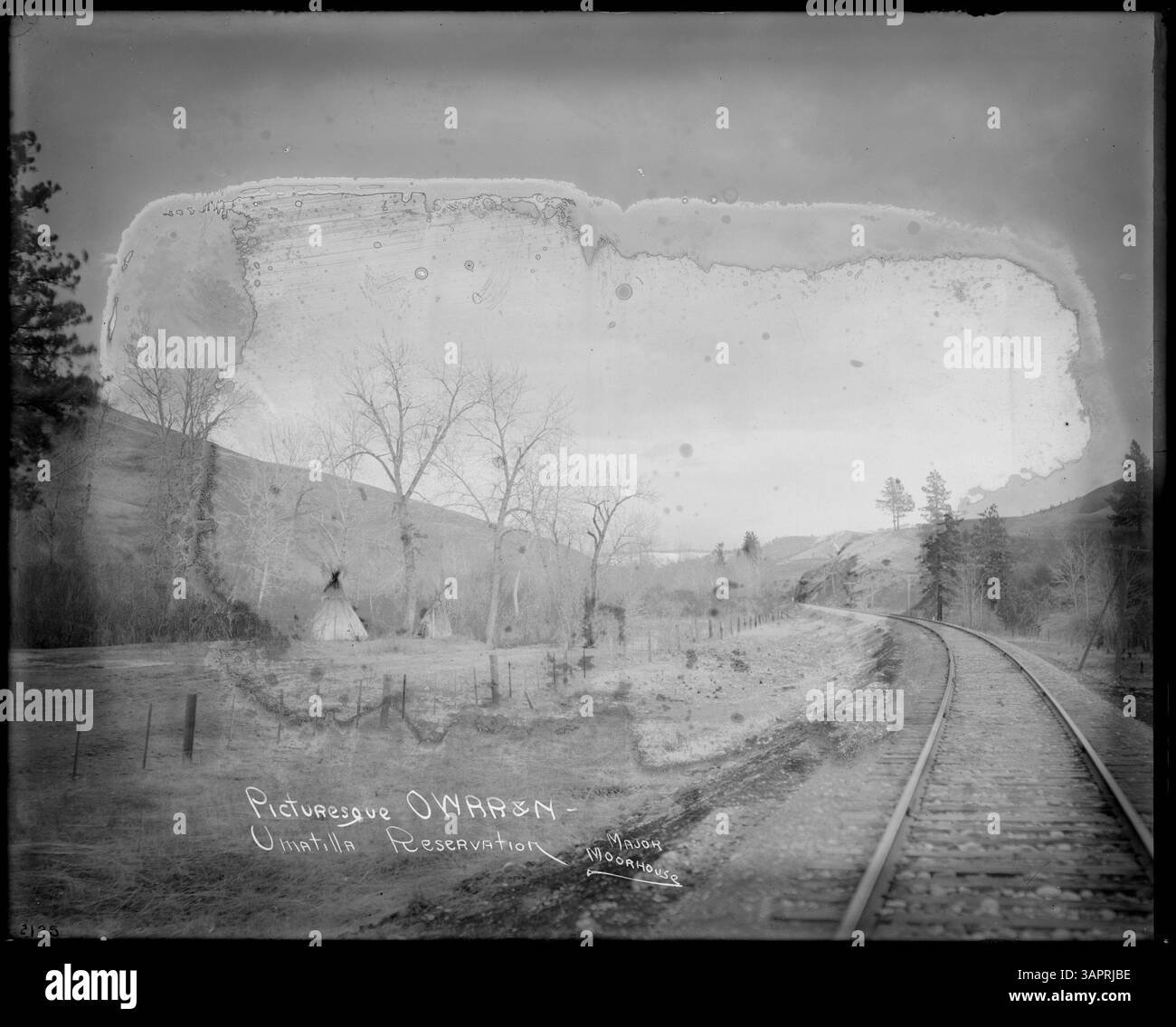 Dieses Bild von Lee Moorhouse zeigt Eisenbahngleise der OWRN, die durch das Umatilla Indian Reservation führen. Es beleuchtet die Integration der Eisenbahn in die Indianerländer im späten 19. Jahrhundert. Stockfoto