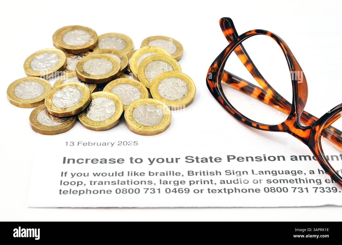 Nahaufnahme eines Briefes über eine Erhöhung der staatlichen Rente im Vereinigten Königreich mit einer Münze und einer Lesebrille. Keine Personen. Stockfoto