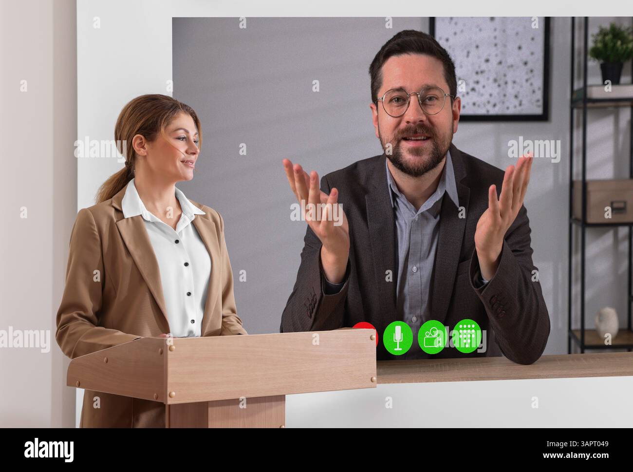 Redner, der über Online-Videochat an der Vorlesung teilnimmt. Reisebus im Konferenzraum mit Projektionsleinwand Stockfoto