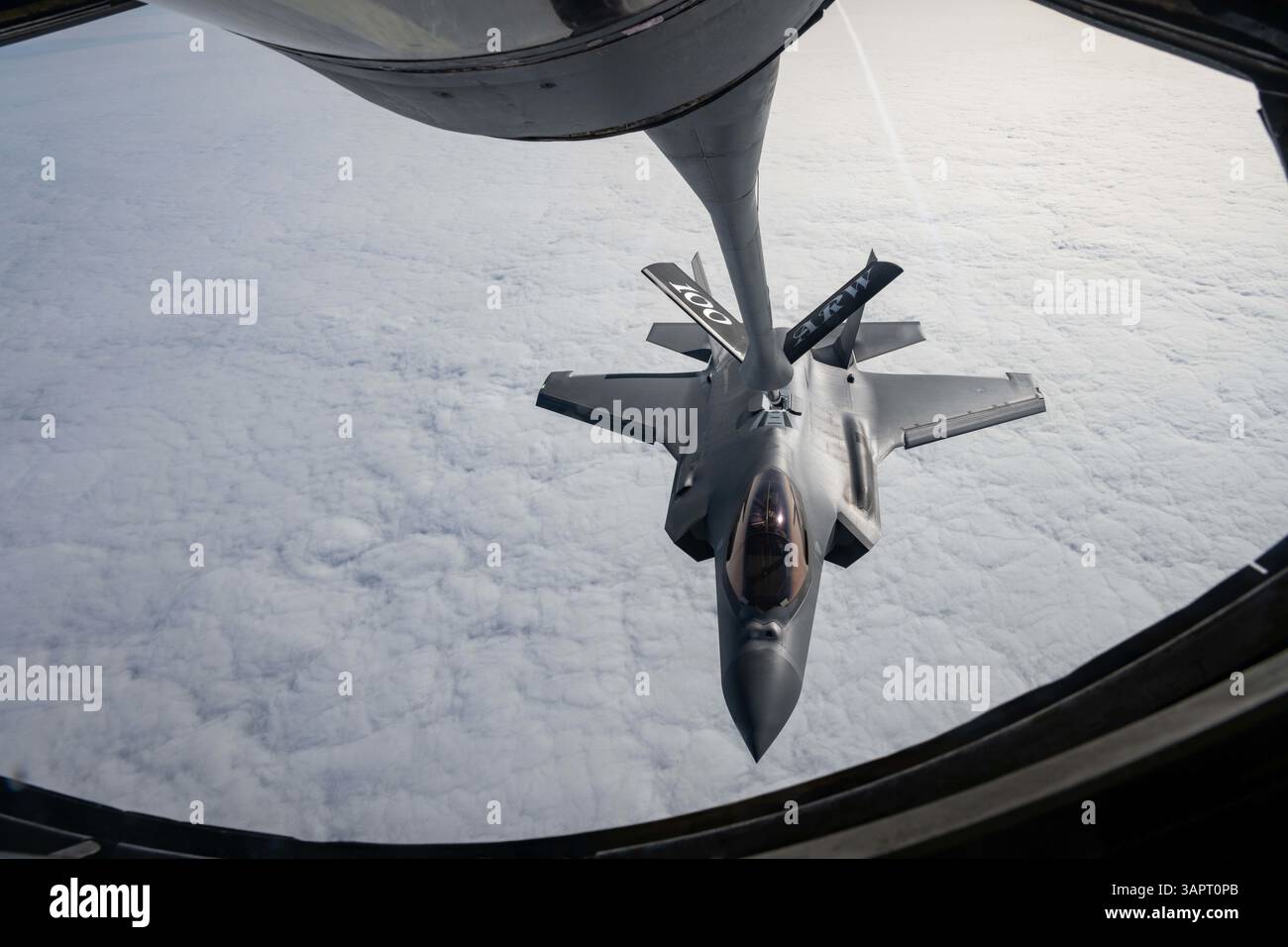Vereinigtes Königreich. April 2025. Eine F-35 Lightning II der US Air Force vom 48th Fighter Wing, RAF Lakenheath, England, erhält Treibstoff von einem KC-135 Stratotanker vom 100th Air Betanking, RAF Mildenhall, um die Ramstein Flag 25 über England am 9. April 2025 zu unterstützen. Übungen wie die Ramstein-Flagge 2025 sind für den Erfolg der NATO unverzichtbar und ermöglichen es den Alliierten und Partnern, ihr gemeinsames Engagement für die europäische Sicherheit unter Beweis zu stellen. (Kreditbild: © Jesenia Landaverde/USA Air Force/ZUMA Press Wire) NUR REDAKTIONELLE VERWENDUNG! Nicht für kommerzielle ZWECKE! Stockfoto