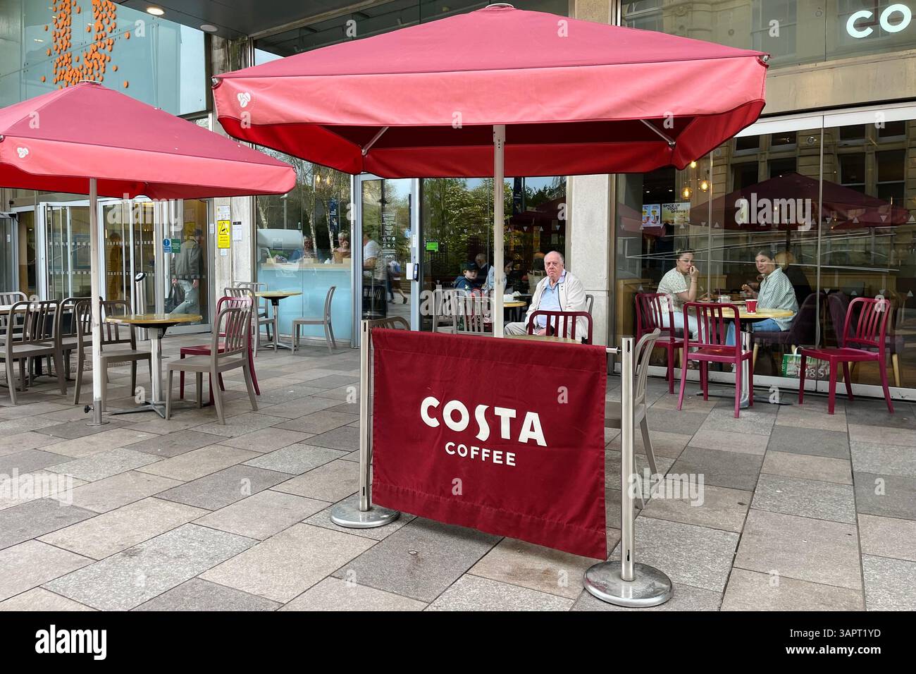 Sitzbereich im Freien eines Costa Coffee Stores in Cardiff am St. David's Centre. Cardiff, Wales, Vereinigtes Königreich. April 2025. - Smartphone-aufgenommenes Stockfoto