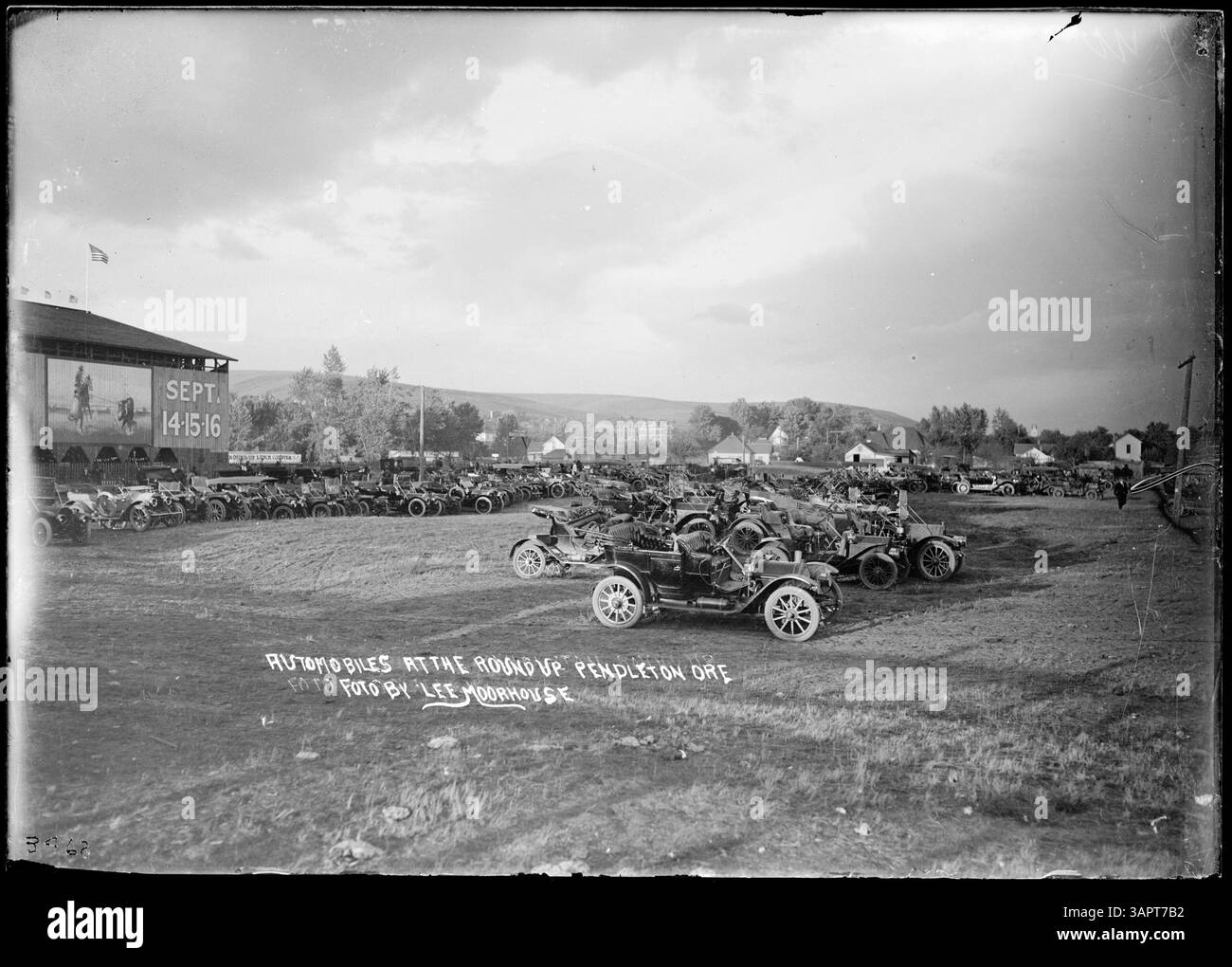 Foto von Autos, die bei einer Sammelveranstaltung geparkt wurden und Fahrzeuge aus dem frühen 20. Jahrhundert in ländlicher Umgebung zeigen. Gefangen von Lee Moorhouse. Stockfoto