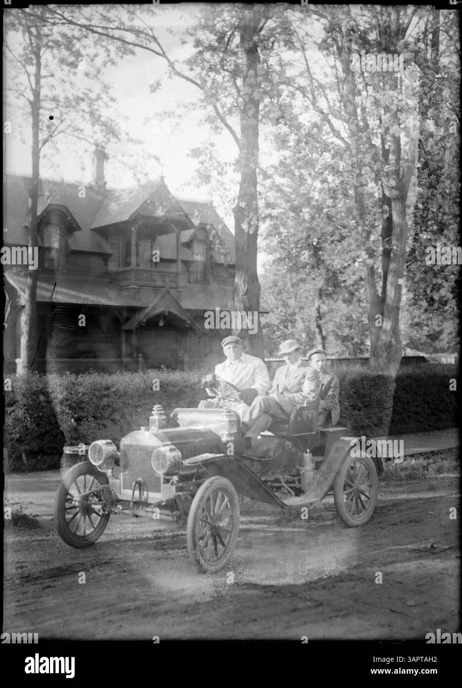 Dieses Foto zeigt drei Männer in einem Auto während einer Autoparade in Pendleton, Oregon. Es ist Teil der Lee Moorhouse Collection der University of Oregon Libraries. Stockfoto