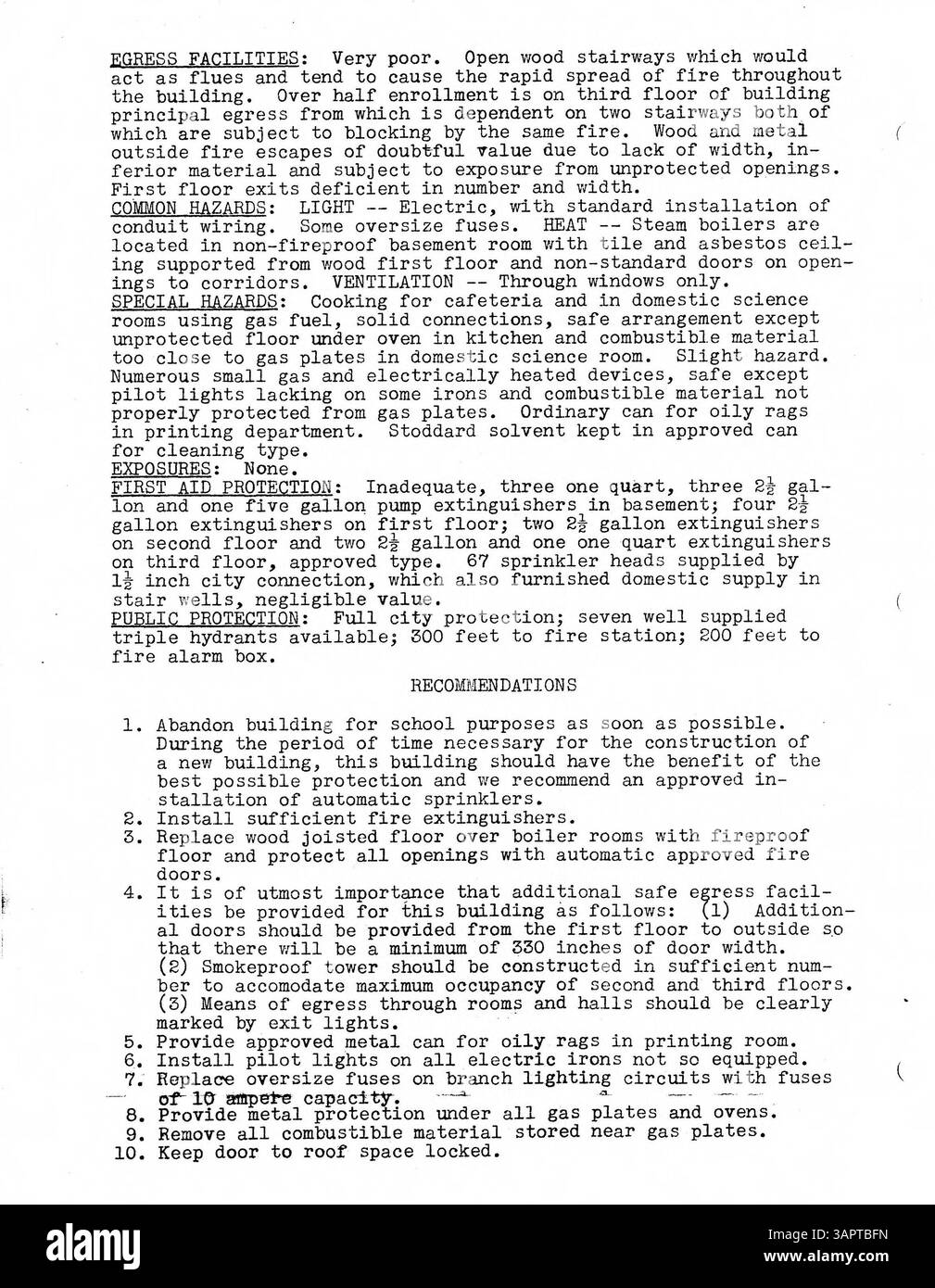 Dieser Brandschutzbericht 1933 enthält Inspektionsergebnisse für öffentliche Schulen in Minneapolis. Sie enthält Berichte über die Feuerversicherung, Gebäudegeschichte, Pläne und Fotos für jedes Schulgebäude. Darüber hinaus enthält der Bericht Details über vier neue Schulen, die seit 1931 gebaut wurden: Folwell, Ramsey, Sheridan und Miller Vocational. Einige Innenaufnahmen sind im Anhang zu finden. Stockfoto