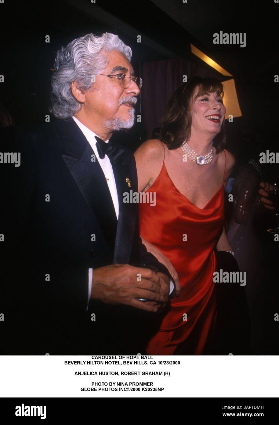 1. JANUAR 2011 - KARUSSELL DES HOPE BALL. BEVERLY HILTON HOTEL, BEV HILLS, CA 28.10.2000. ANJELICA HUSTON, ROBERT GRAHAM (H). NINA PROMMER. 2000 K20235NP(Bild: © Globe Photos/ZUMAPRESS.com) Stockfoto
