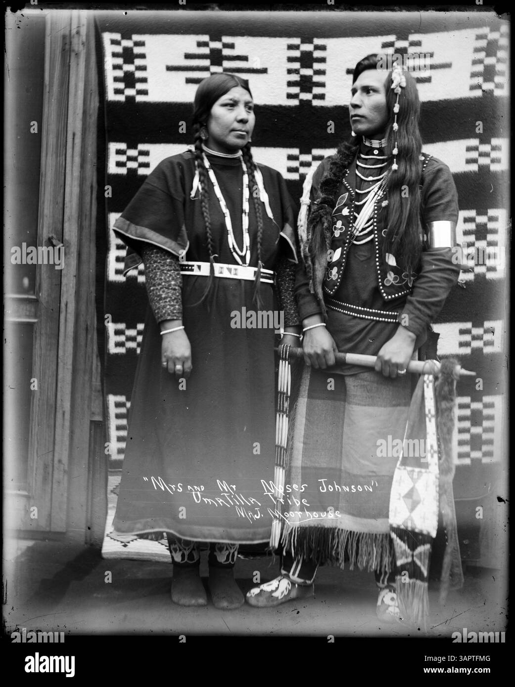 Dieses Foto aus der Lee Moorhouse-Sammlung zeigt Mr. Und Mrs. Moses Johnson, Umatilla-Indianer, in Insignien. Sie befindet sich in den Bibliotheken der University of Oregon. Stockfoto