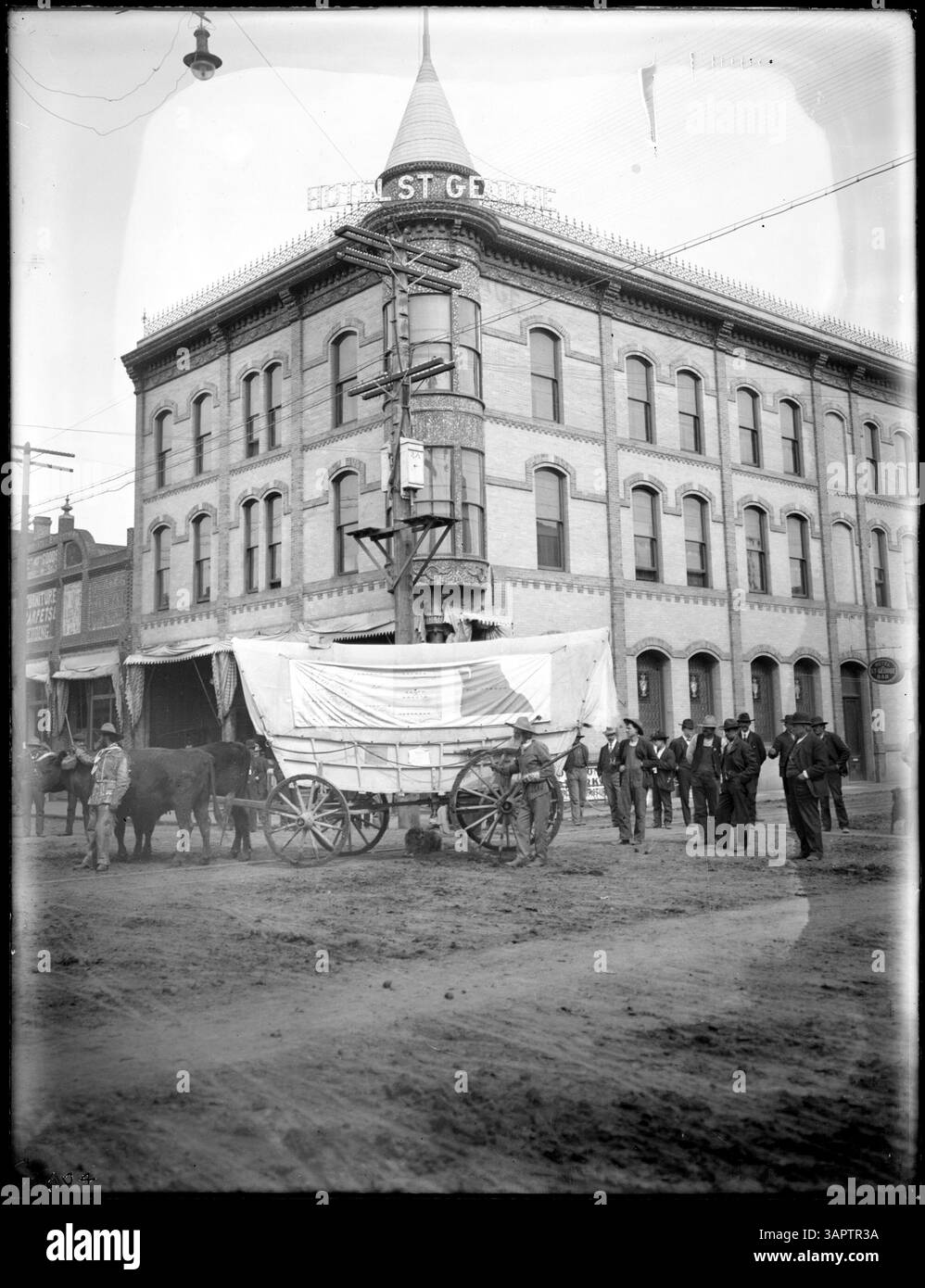 Foto von Ezra Meeker mit einem Ochsenteam und Wagen vor dem Hotel St. George in Pendleton, Oregon. Das Bild spiegelt den Pioniergeist und die Transportmethoden der frühen amerikanischen Besiedlung wider. Stockfoto