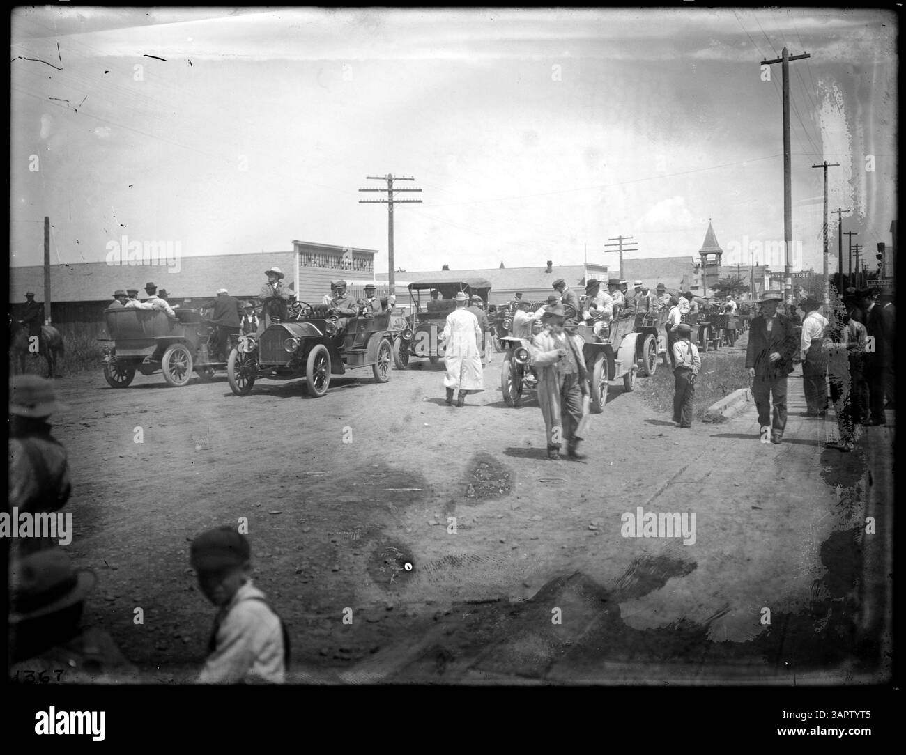 Dieses Foto aus Athena, Oregon, zeigt Automobile, die zu einer Prozession zu Ehren von Bischof Charles J. O'Reilly versammelt wurden, um ein Gemeindeereignis dieser Zeit festzuhalten. Stockfoto