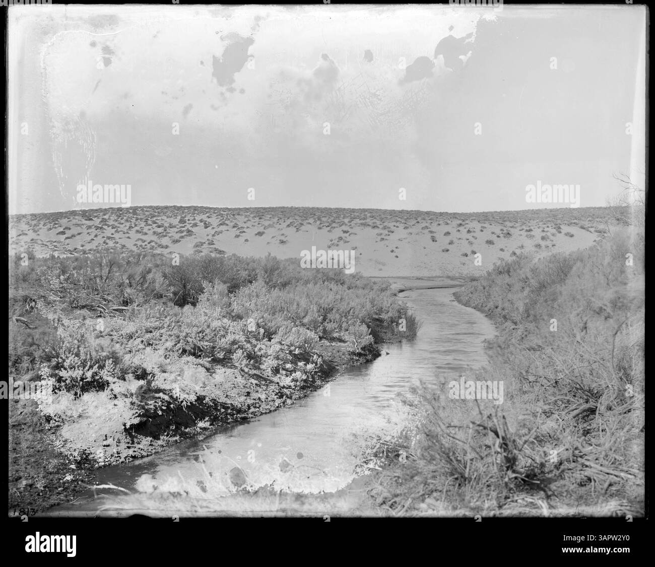 Foto eines Bewässerungsdamms, einer Kanalisation und eines Überflusses auf dem Umatilla River bei Pendleton, das die Wasserbewirtschaftungsinfrastruktur des frühen 20. Jahrhunderts zeigt. Stockfoto