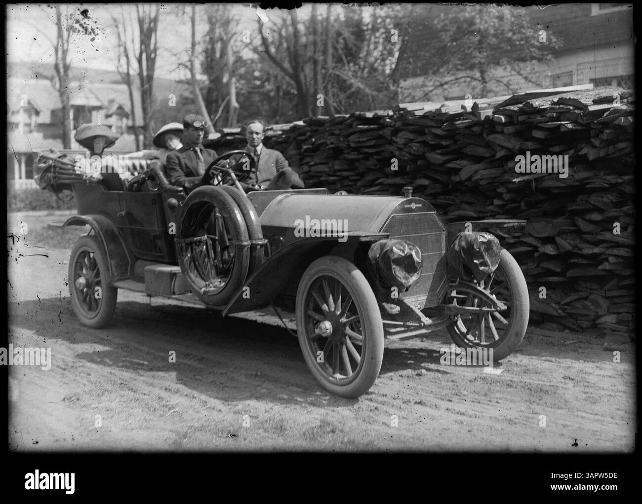 Ein Foto eines frühen Autos, das die Transportgeschichte des frühen 20. Jahrhunderts und den Aufstieg von Kraftfahrzeugen in den Vereinigten Staaten reflektiert. Stockfoto