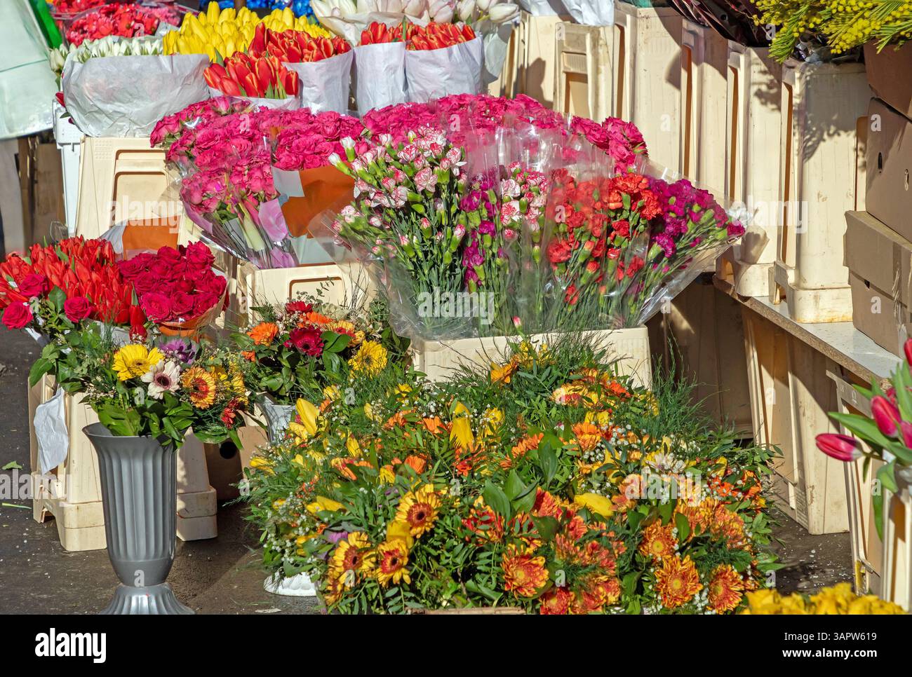 Blumenladen außerhalb des Markts, der Blumenarrangements verkauft Stockfoto