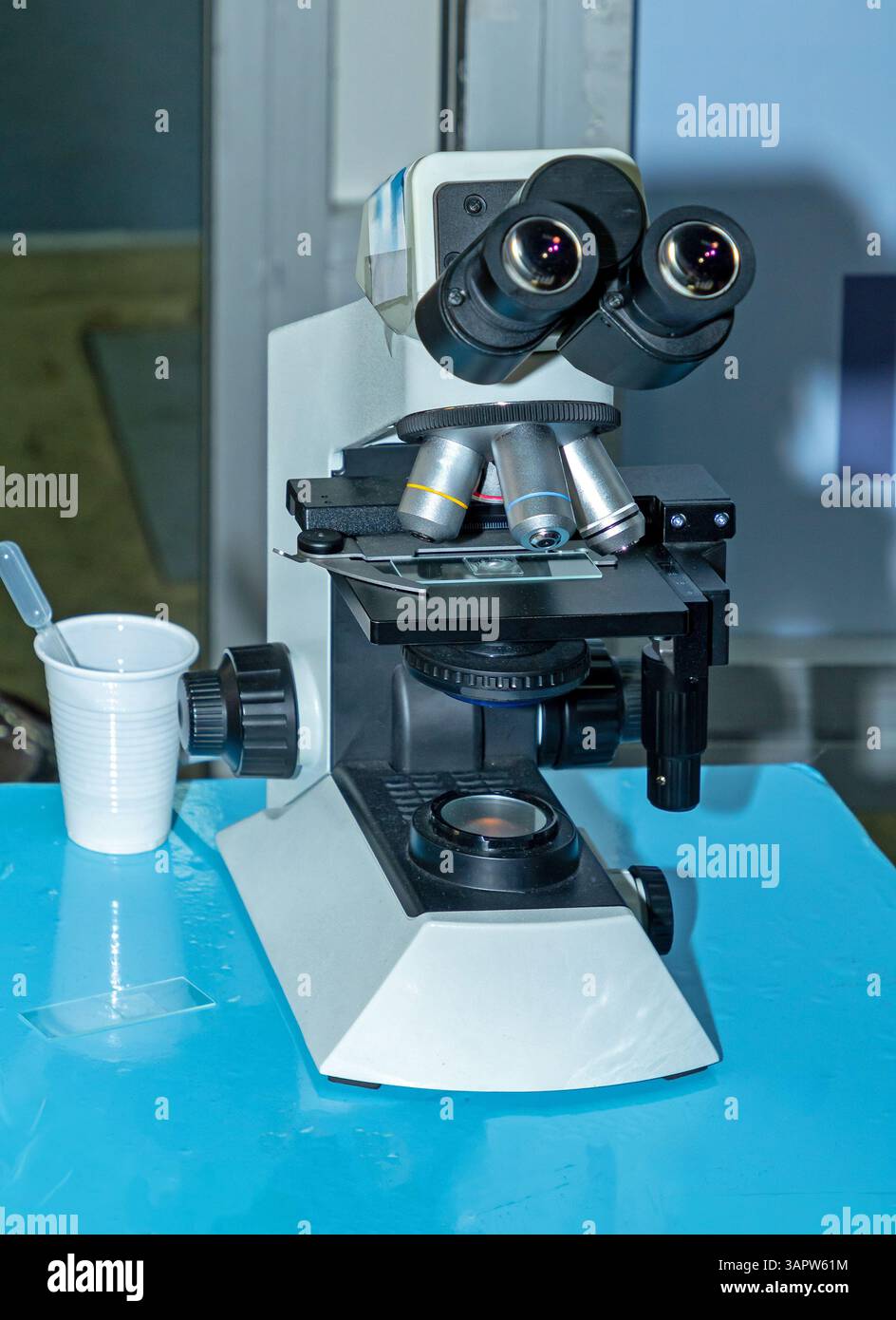 Präzises optisches Mikroskop im Labor zur Probenentnahme Stockfoto