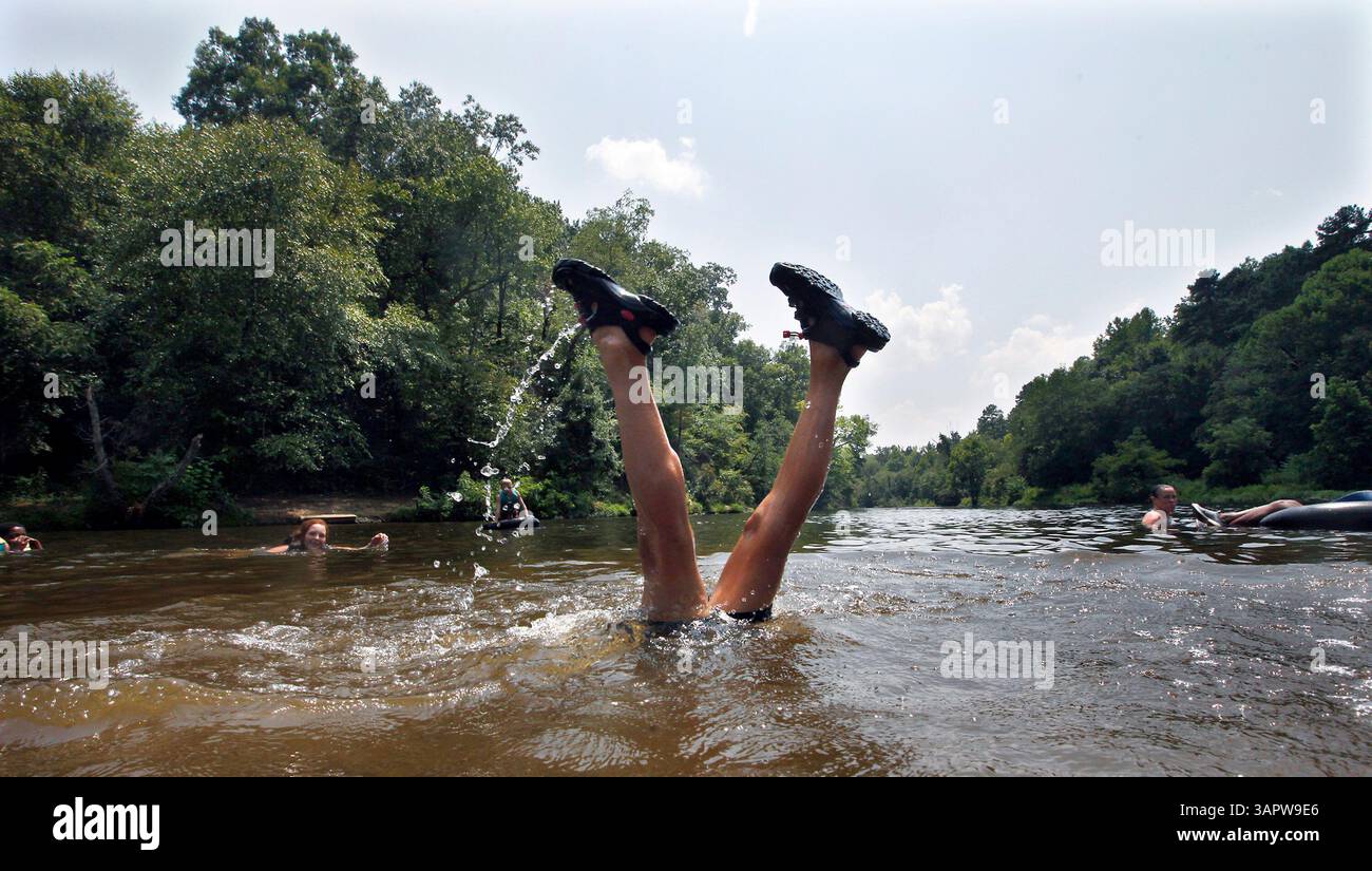 20. Juli 2011: Durham, NC, USA – Matt Brockman, 10 aus Durham, North Carolina, findet einen Weg, die drückende Hitze am Mittwoch, den 20. Juli 2011 zu besiegen, als er sich über dem Damm am Eno River umkippt. (Chuck Liddy/Raleigh News & Observer/MCT/ZUMAPRESS.com) Stockfoto