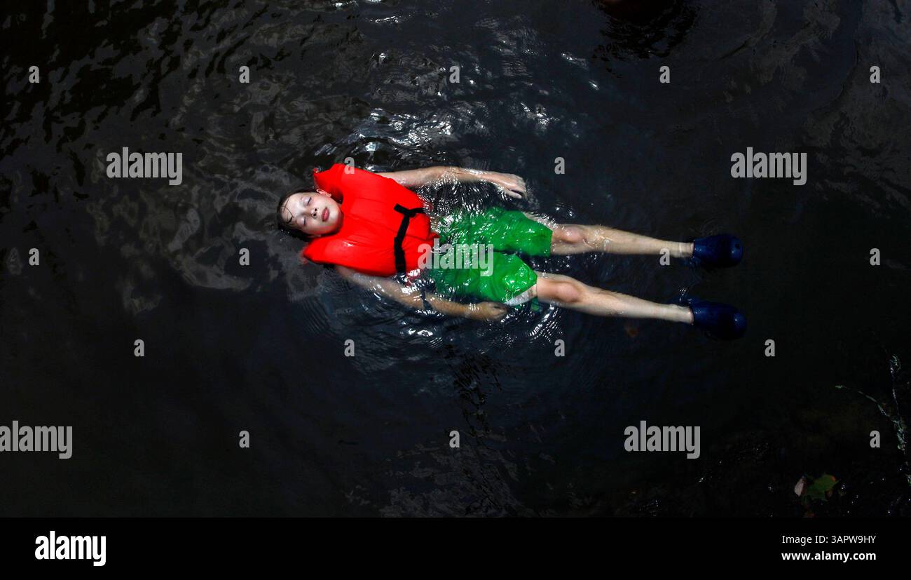 20. Juli 2011 – Durham, NC, USA – Graham Buhrman, 11, aus Durham, North Carolina, kühlt im kühlenden Wasser des Eno River. Mittwoch, 20. Juli 2011. (Chuck Liddy/Raleigh News & Observer/MCT/ZUMAPRESS.com) Stockfoto