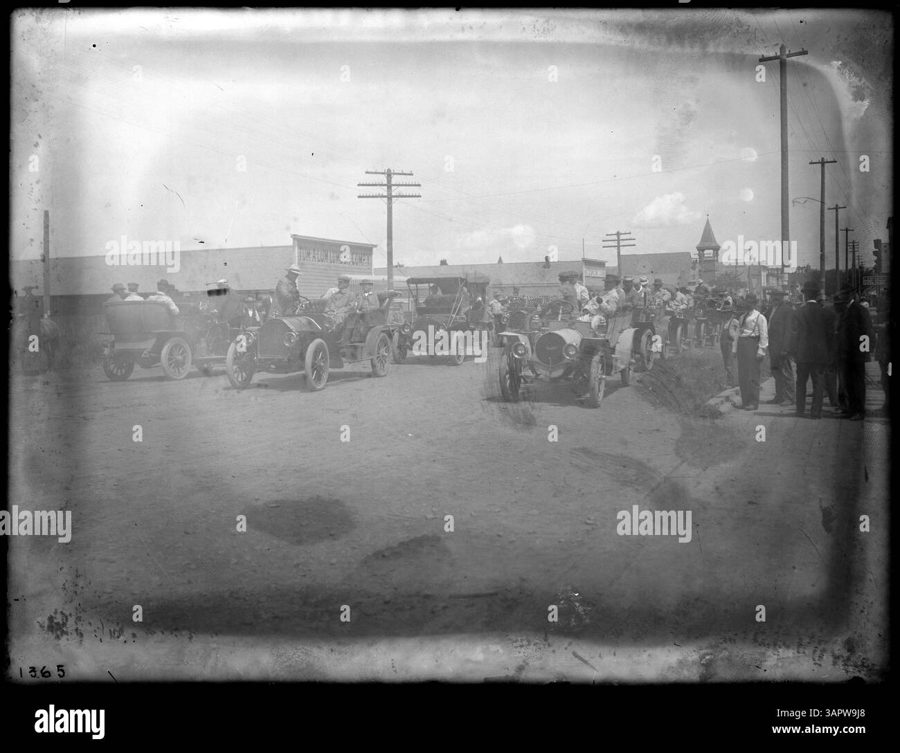 Dieses Foto von Lee Moorhouse zeigt Automobile, die sich in Athena, Oregon, zu einer Prozession zu Ehren von Bischof Charles J. O’Reilly versammelt haben, ähnlich wie in einem früheren Bild. Stockfoto