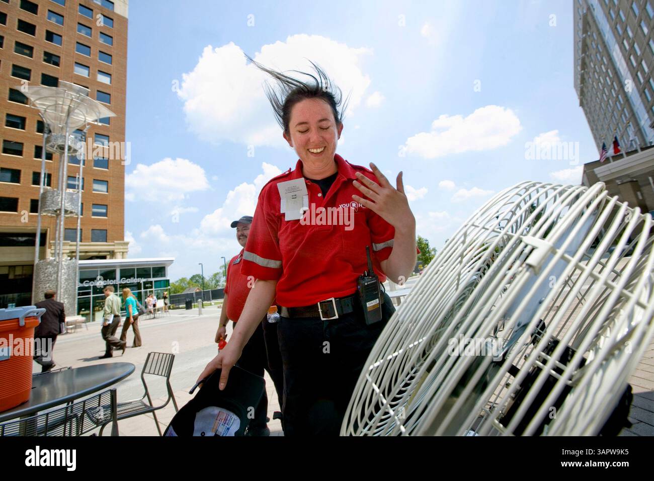 20. Juli 2011 - Raleigh, NC, USA - „You CAN feel the Selss!“ Sie rief zu ihren Kollegen aus. „Jedes bisschen hilft bei diesem Wetter“, sagte Theresa Monro, die am Mittwoch, den 20. Juli 2011, in Raleigh, North Carolina, mit einem nebelnden Fan abkühlt. (Shawn Rocco/Raleigh News & Observer/MCT/ZUMAPRESS.com) Stockfoto