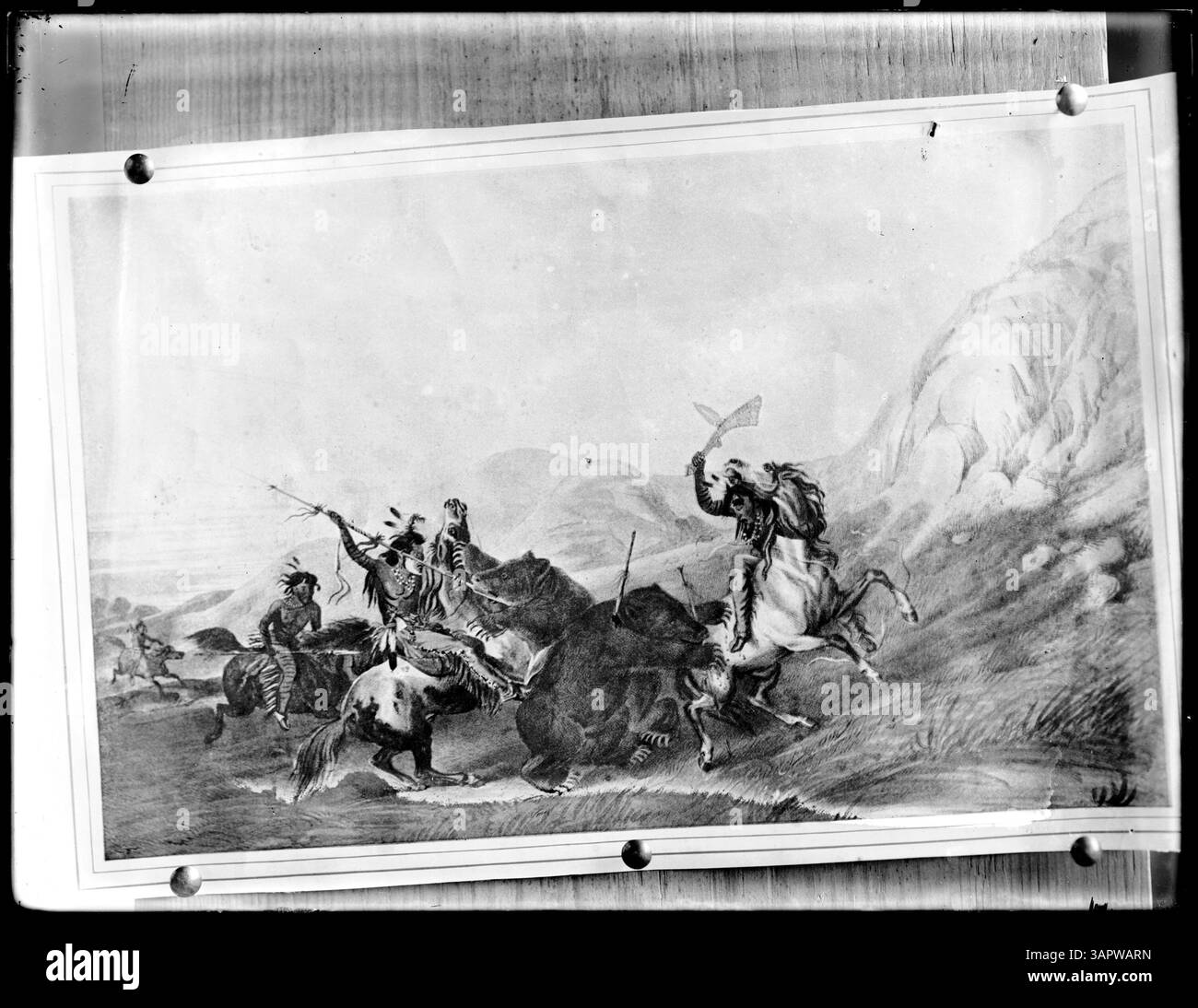 Kopieren Sie das negative einer von Lee Moorhouse gefangenen Bärenjagd, die die Jagdpraktiken der Ureinwohner und die Stammeskultur widerspiegelt. Stockfoto