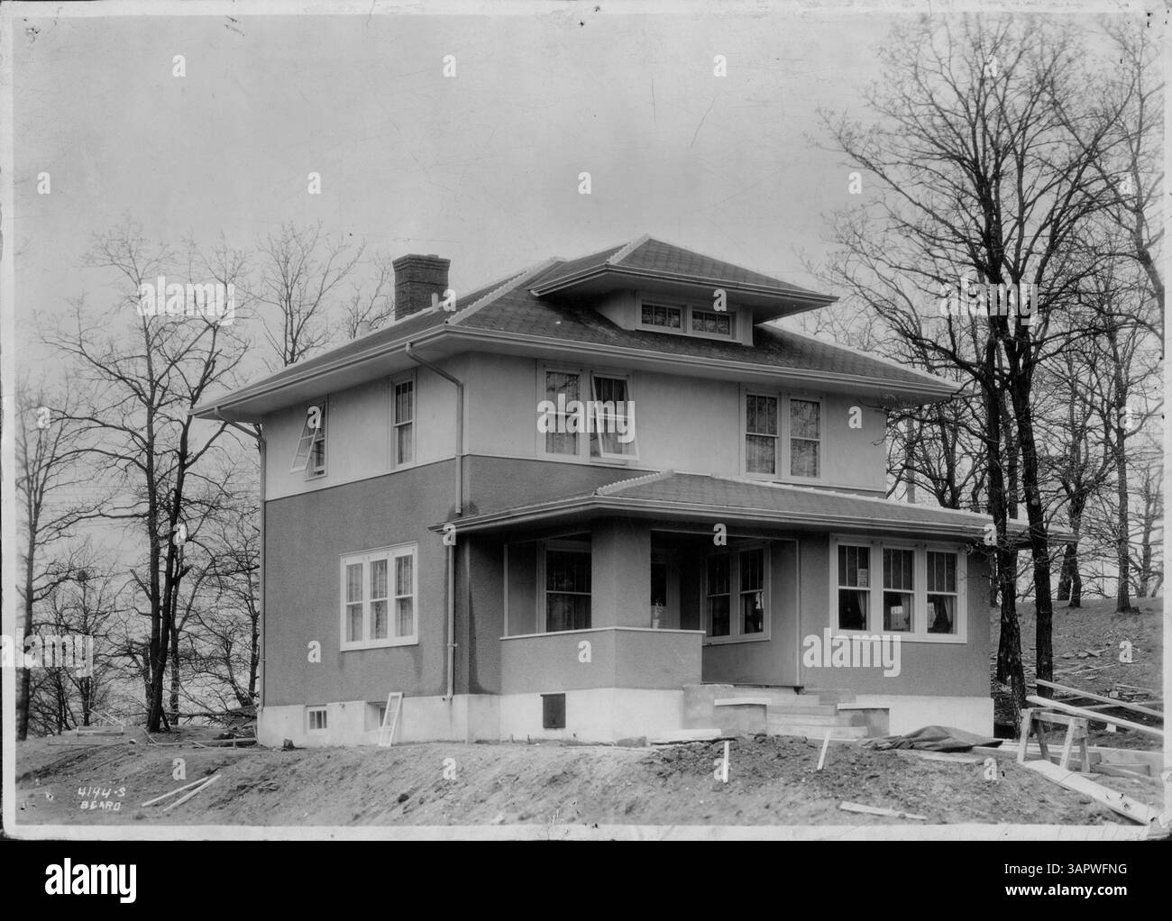 Das Bild „House on Beard Avenue South“ dokumentiert ein Haus im Bau in einem Vorstadtbereich, wobei der Schwerpunkt auf den Bauprozess und den Fortschritt der Hofarbeiten liegt. Stockfoto