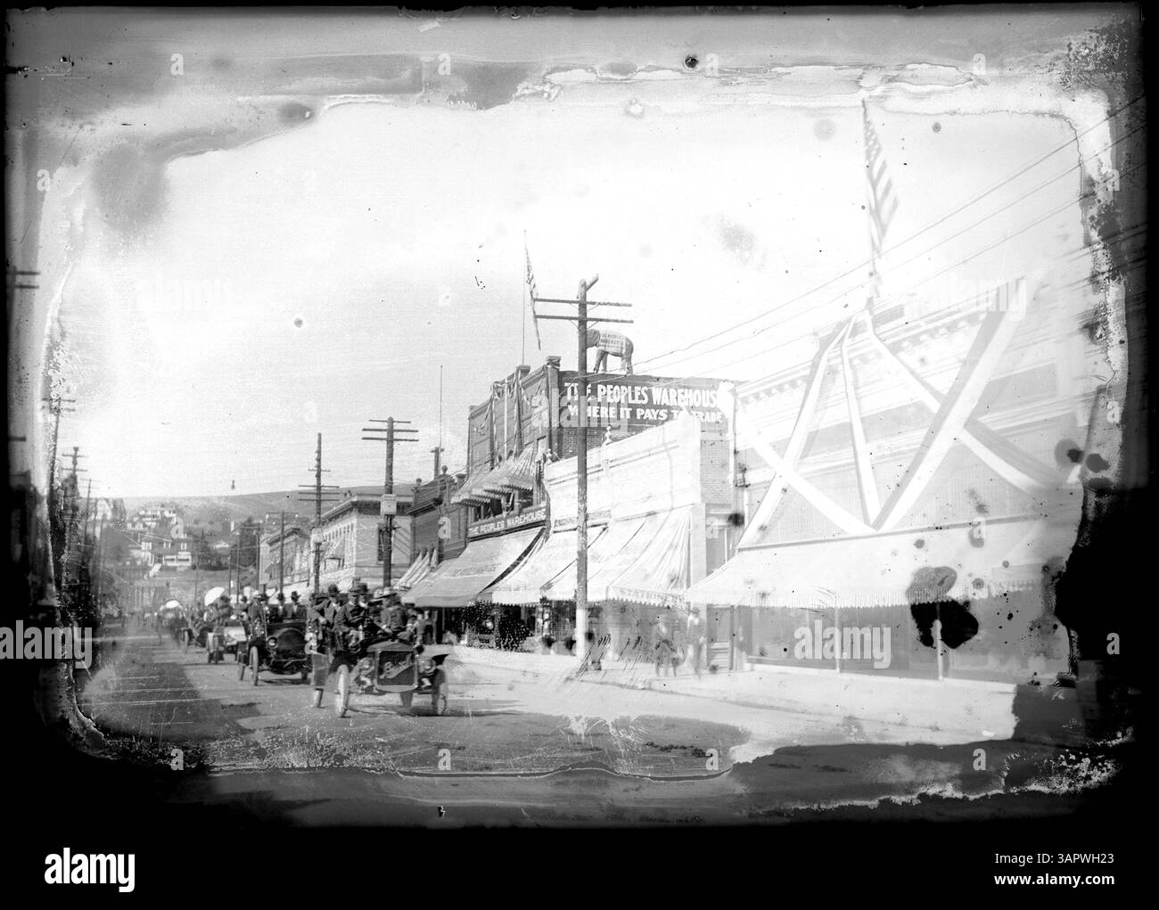 Eine Autoparade in Pendleton, Oregon, aufgenommen auf einem historischen Foto von Lee Moorhouse. Stockfoto