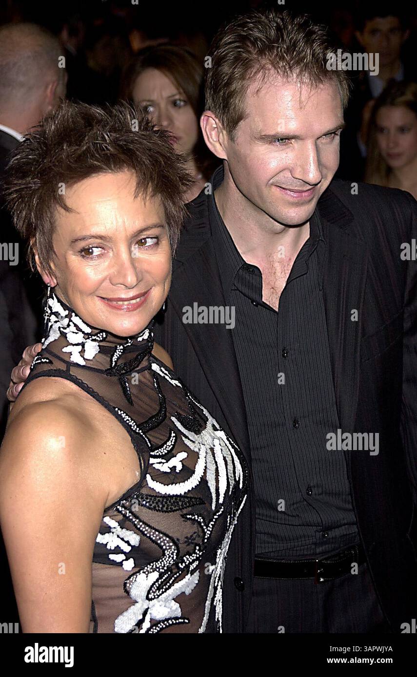 Januar 2011 - K26485JKRON SD0930.''RED DRAGON'' PREMIERE IM ZIEGFELD THEATER , NEW YORK CITY . JOHN KRONDES/2002.FRANCESCA ANNIS & RALPH FIENNES(Bild: © Globe Photos/ZUMAPRESS.com) Stockfoto