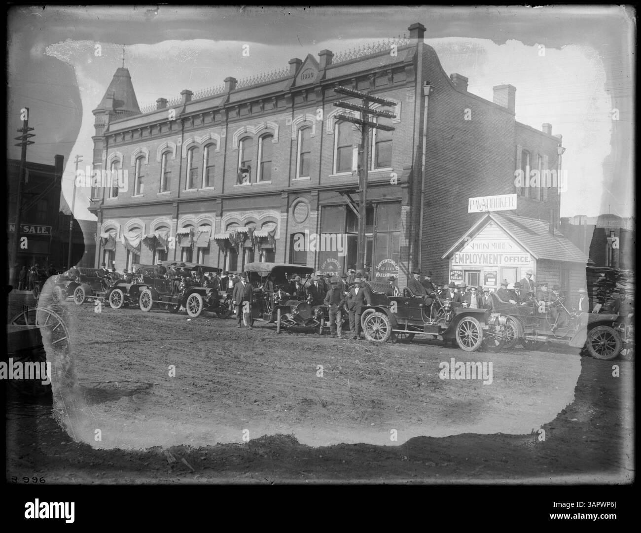 Dieses Foto zeigt eine Reihe von Autos, die vor Pendletons Büro des Stadtmarschalls und Spoonmores Arbeitsamt geparkt sind. Es bietet einen Einblick in das öffentliche Leben der Stadt und die Verkehrsmittel aus dem frühen 20. Jahrhundert. Stockfoto