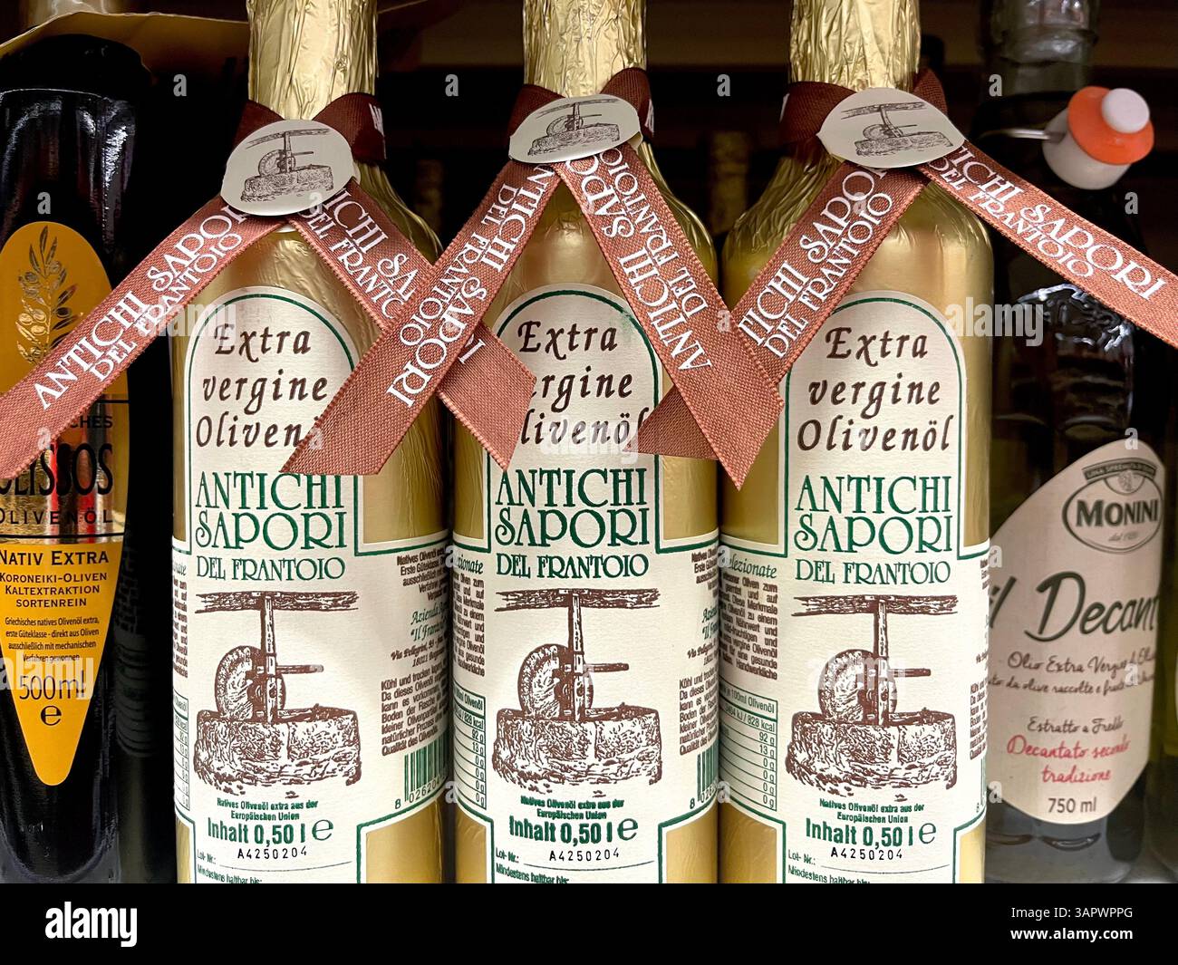 Flaschen Antichi Sapori natives Olivenöl extra auf einem Supermarktregal, hochwertiges Olivenöl in Glasflaschen, Produkt aus Italien, Konsum - Smartphone-aufgenommenes Stockfoto