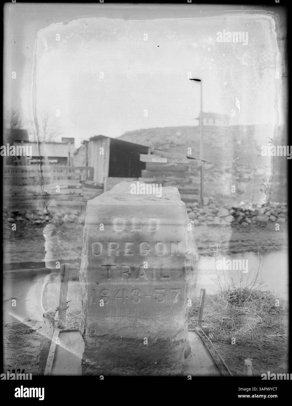 Foto von Lee Moorhouse vom Oregon Trail am Fuße der Blue Mountains in der Nähe von La Grande. Das Bild zeigt die historische Markierung zur Erinnerung an die Route des Oregon Trail. Stockfoto